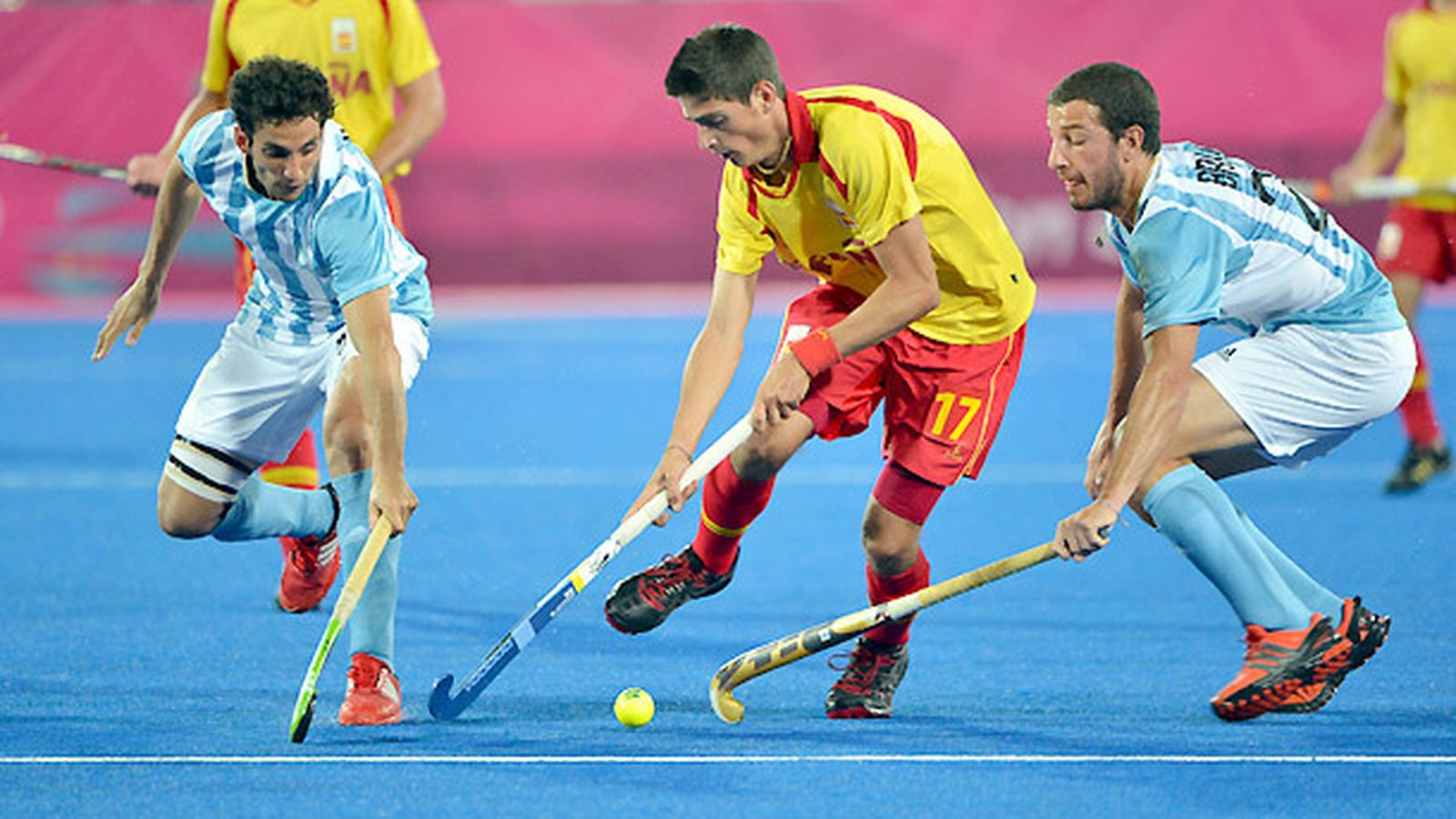 La selección de hockey remonta ante Argentina y sigue soñando (1-3)