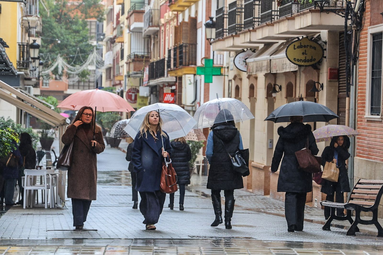 Fotografías de la mañana lluviosa en la capital