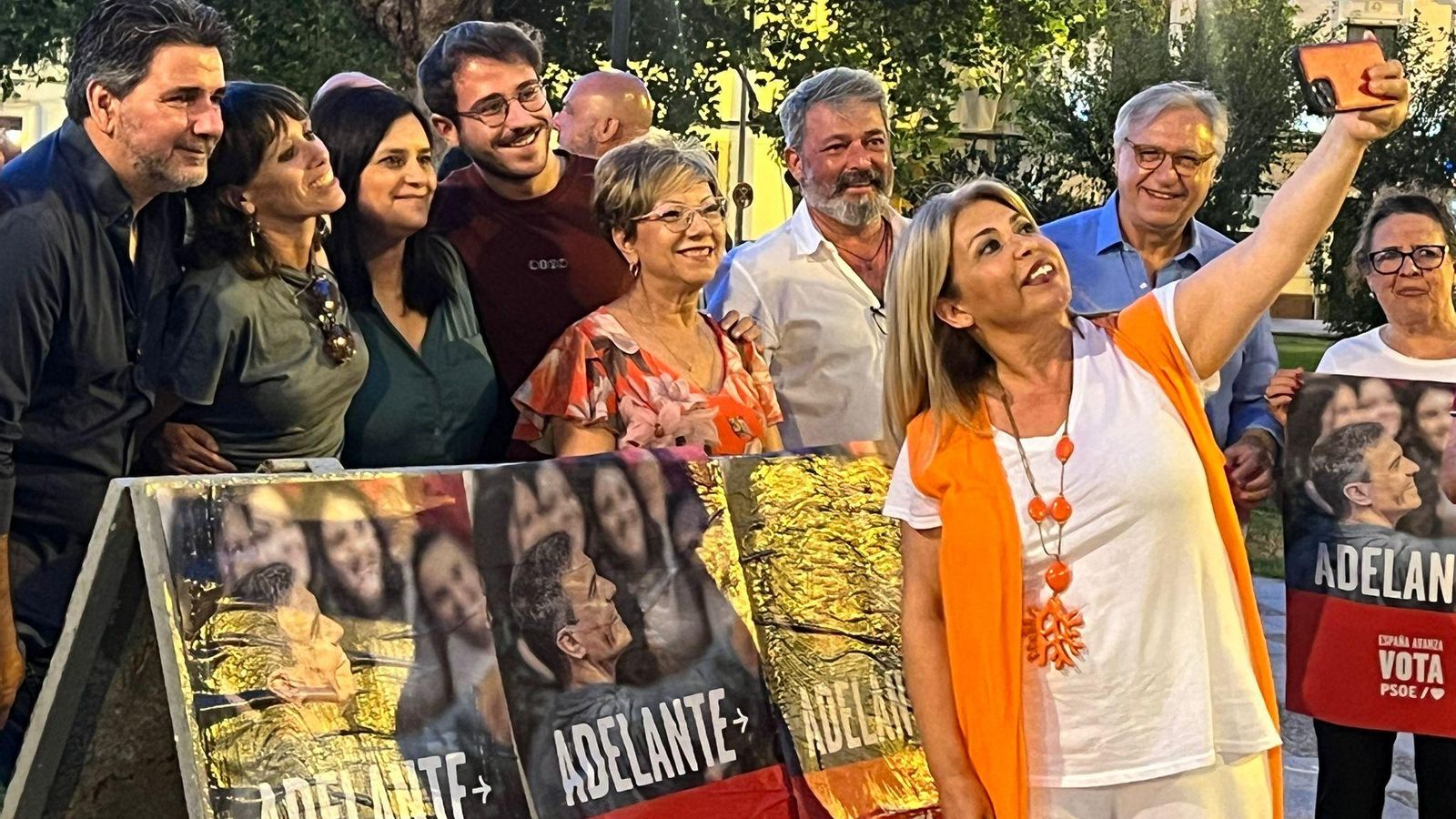 Mamen Sánchez, en la plaza del Mamelón con miembros del PSOE.