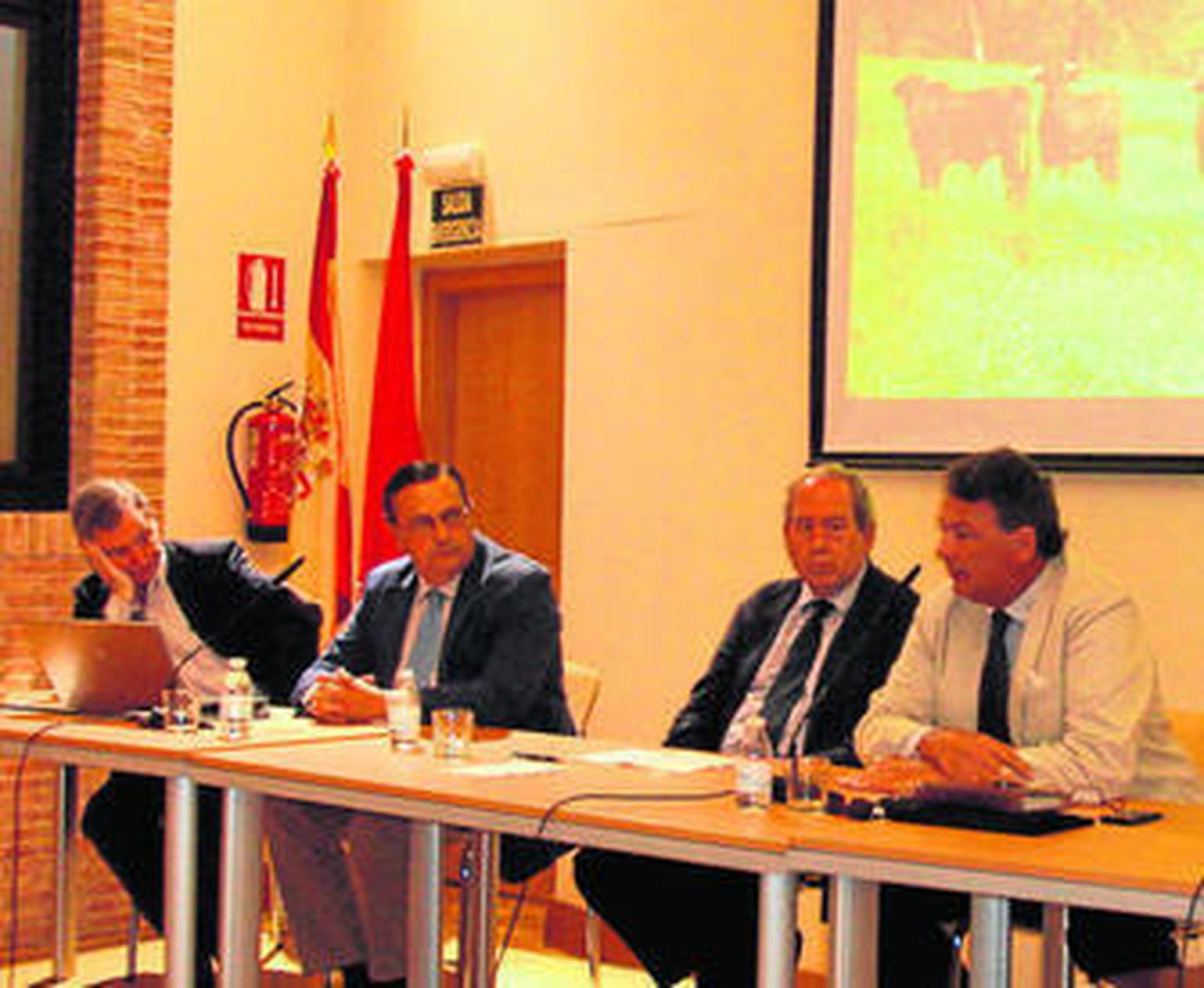 La mesa de presentación de la patente genética del toro de lidia.