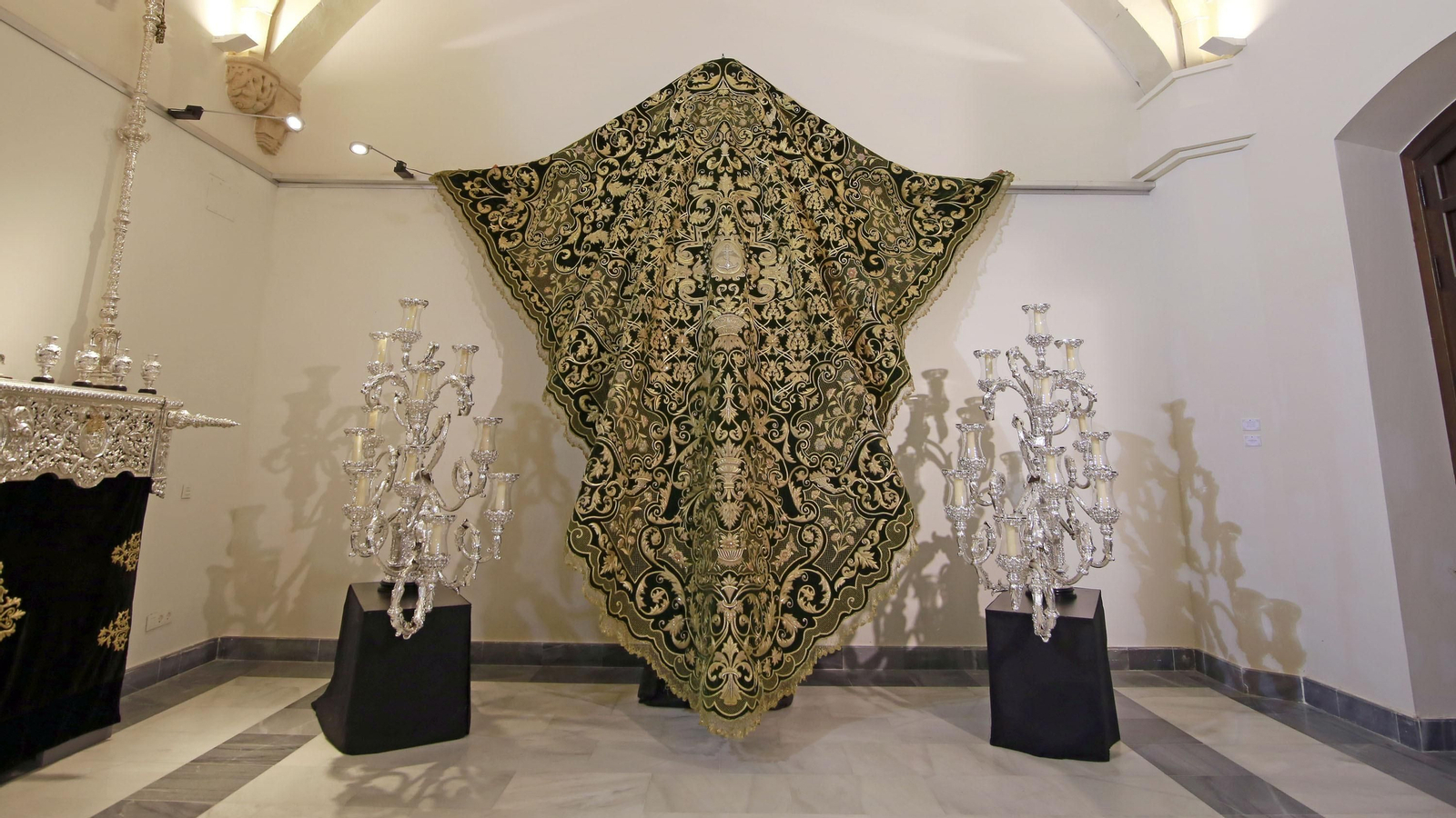 Imágenes de la magna exposición de las cofradías en Los Claustros