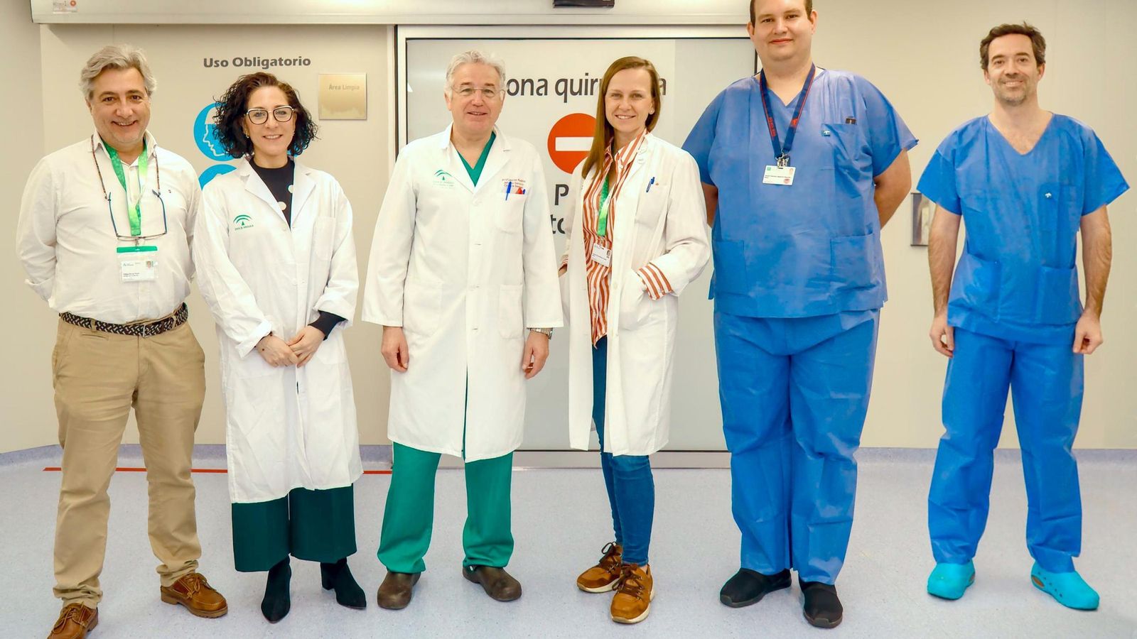El equipo de profesionales detrás de este hito, con el jefe de la unidad de Cirugía General, Javier Padillo, en el centro.