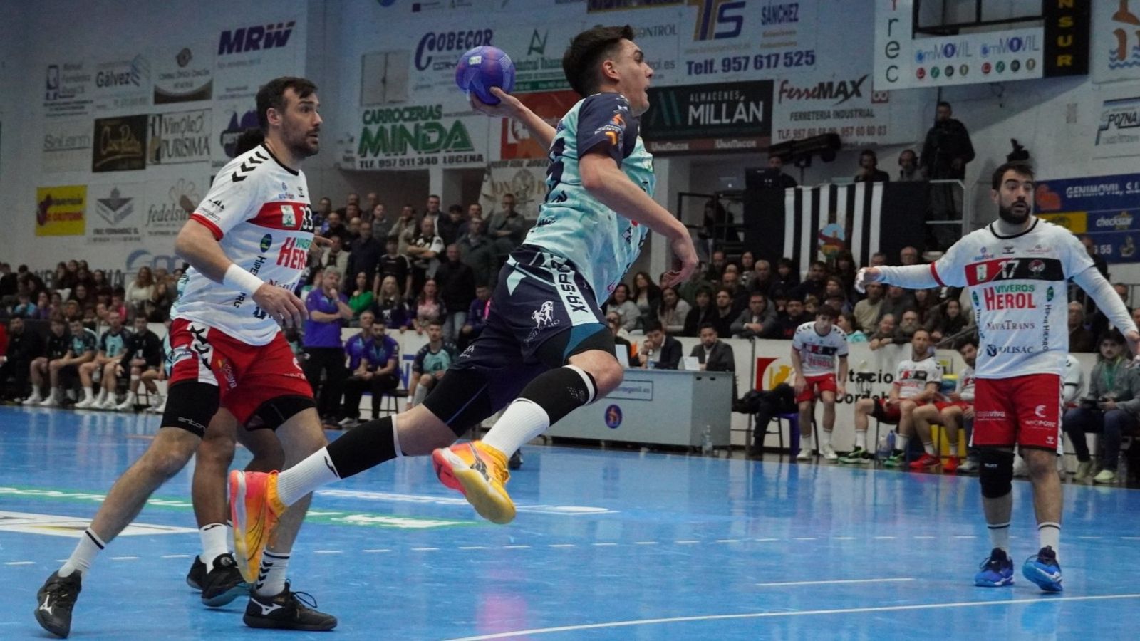 Lucas Aizen lanza a portería en el Ángel Ximénez - BM Nava.