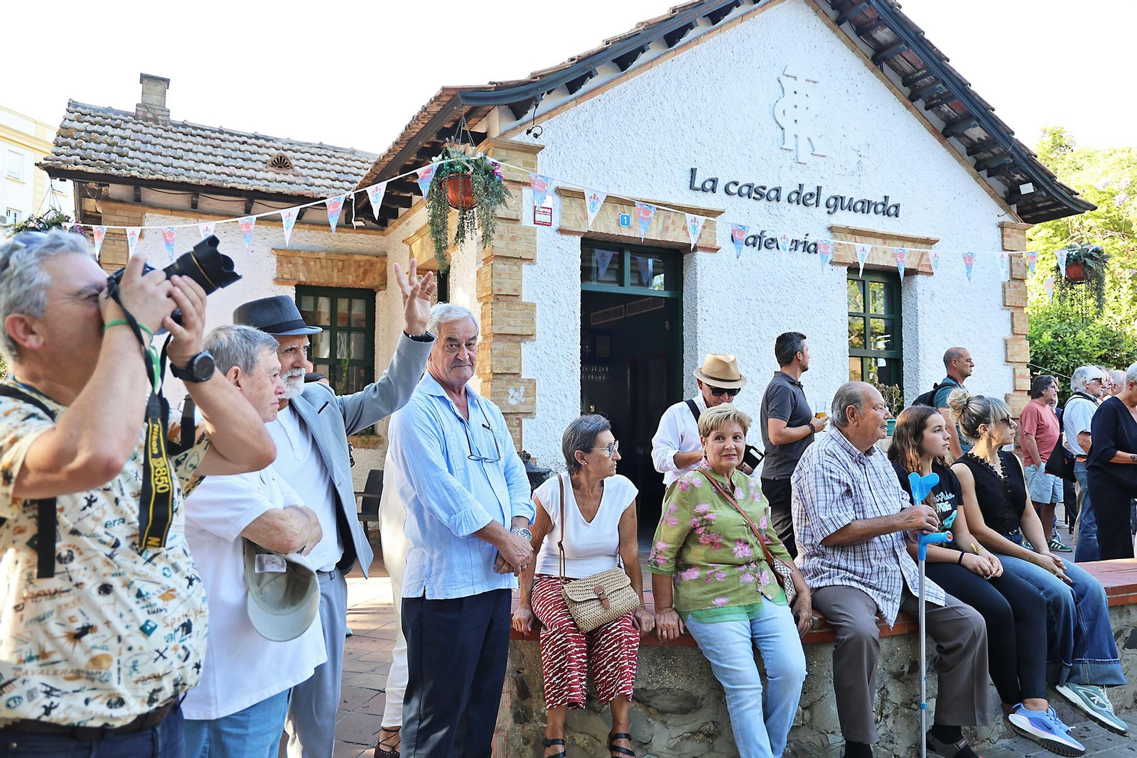 Imágenes de la colocación de la Corona Real del Barrio Reina Victoria