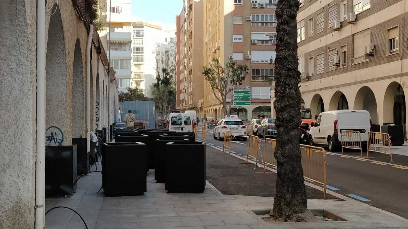 Maceteros acopiados en la calle José Artés de Arcos