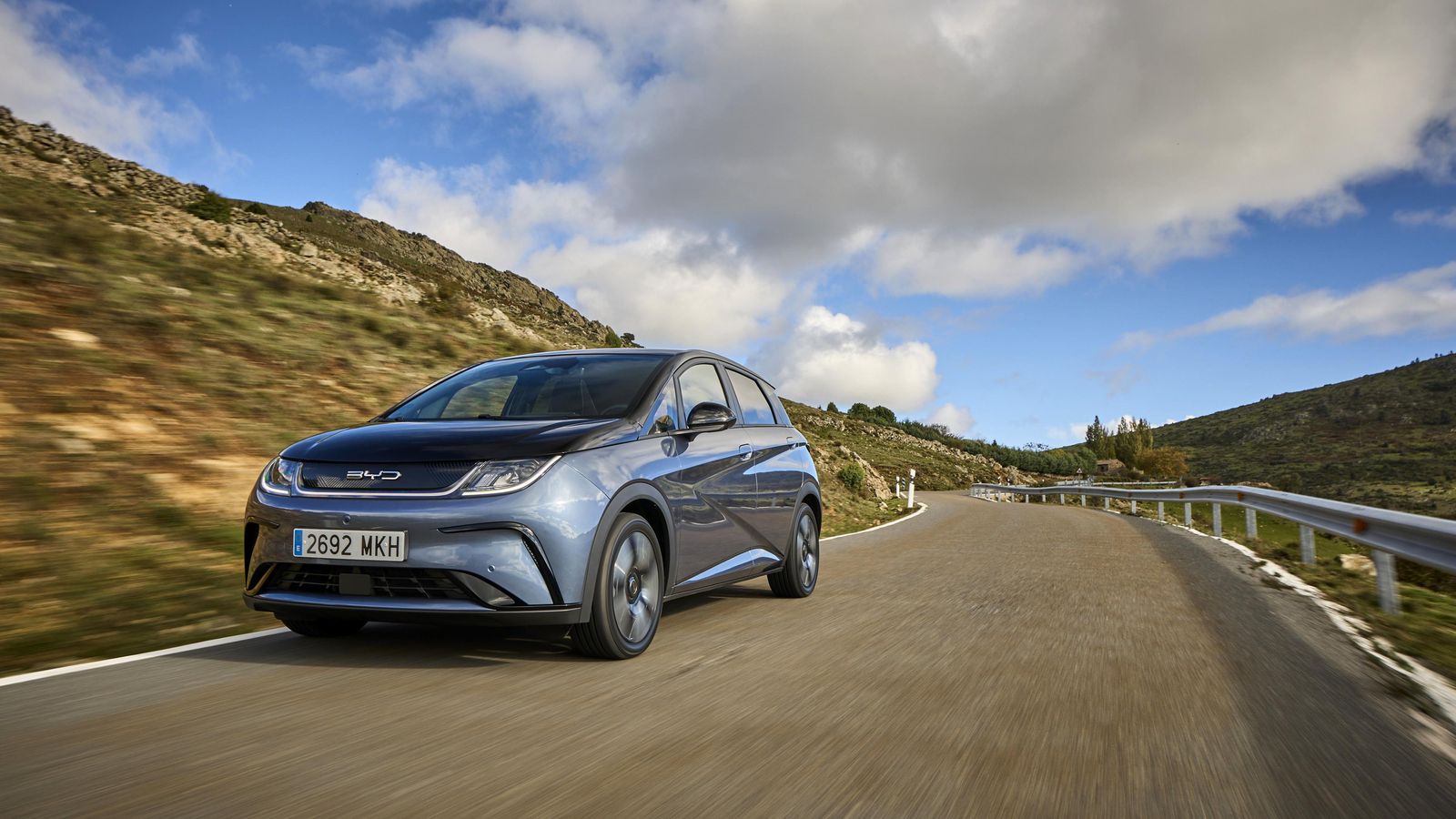 BYD lo clasifica como una berlina compacta, un puro hatchback, aunque hay SUV que son más bajos que el Dolphin.