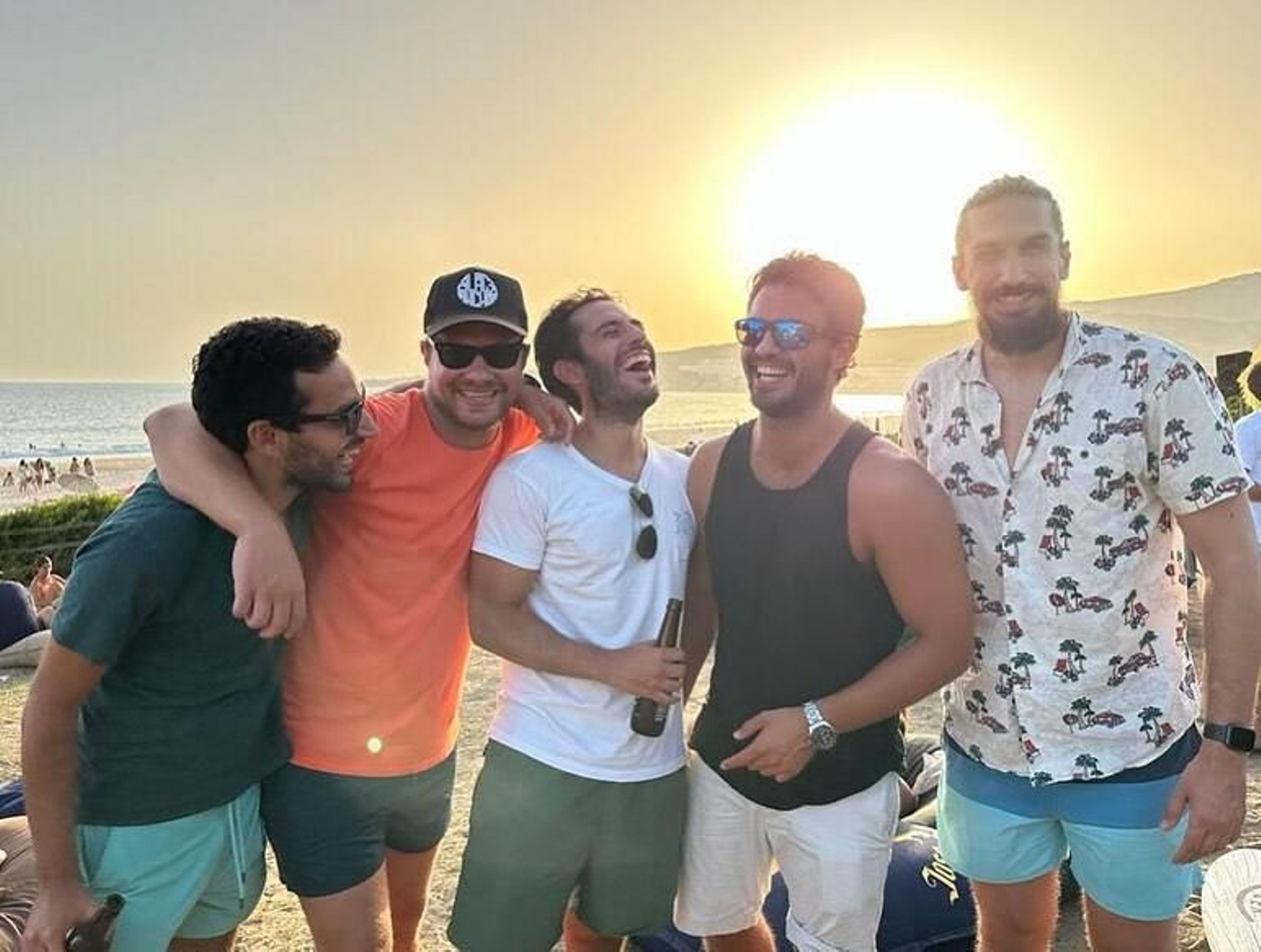 Maxi Iglesias junto a sus amigos en Tarifa.