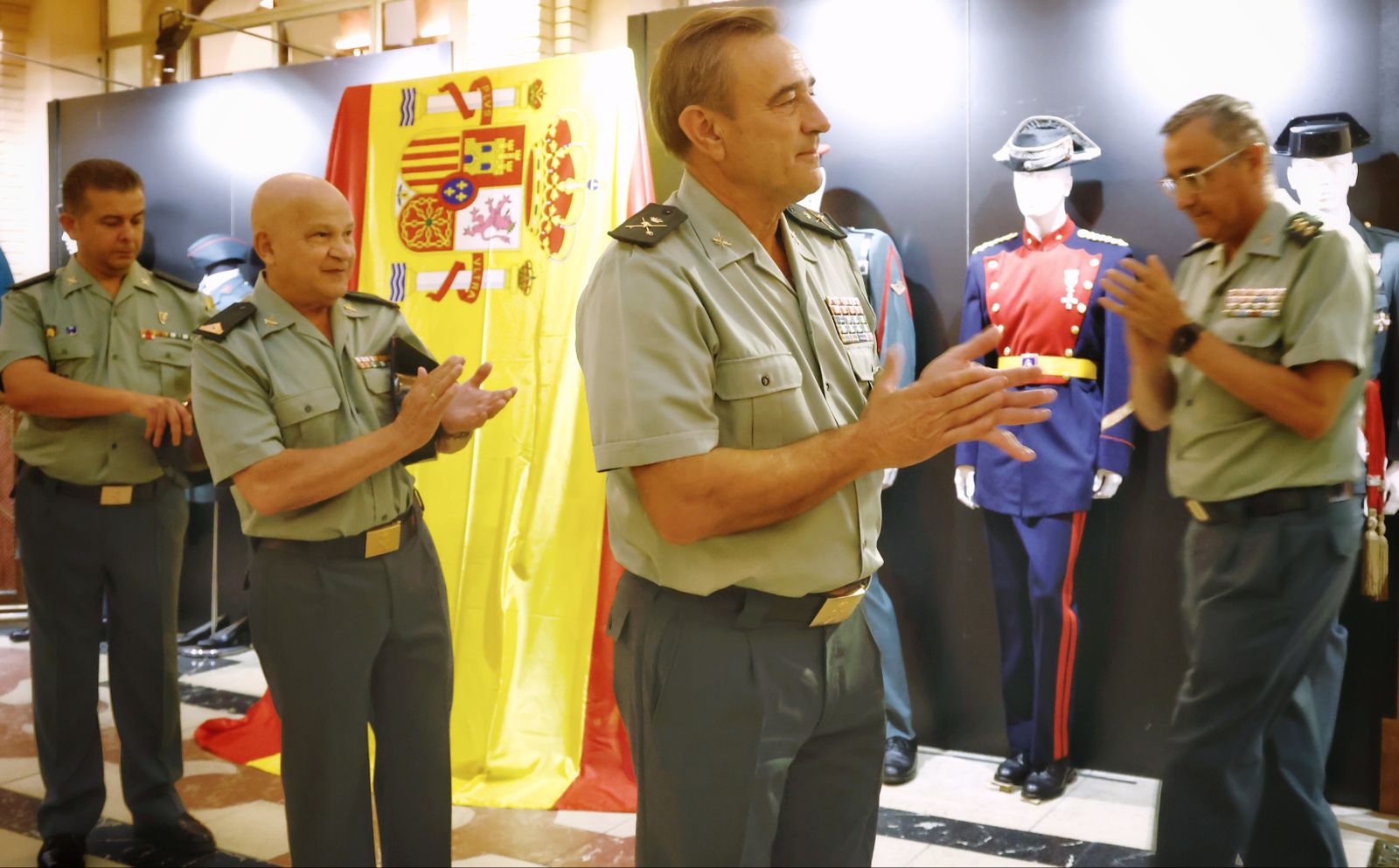 El general jefe de la IV Zona de la Guardia Civil, Alfonso Rodríguez Castillo, durante la inauguración de la exposición.