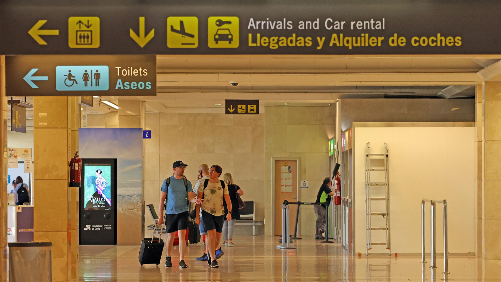 Pasajeros en la terminal del Aeropuerto de Jerez.