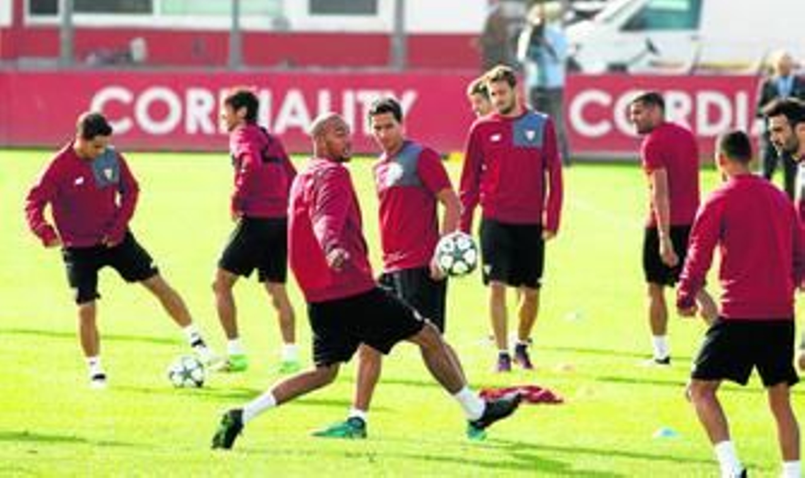 Steven N'Zonzi sigue con los ojos la trayectoria de la pelota ante la atenta mirada de Ganso en un momento del entrenamiento de ayer.