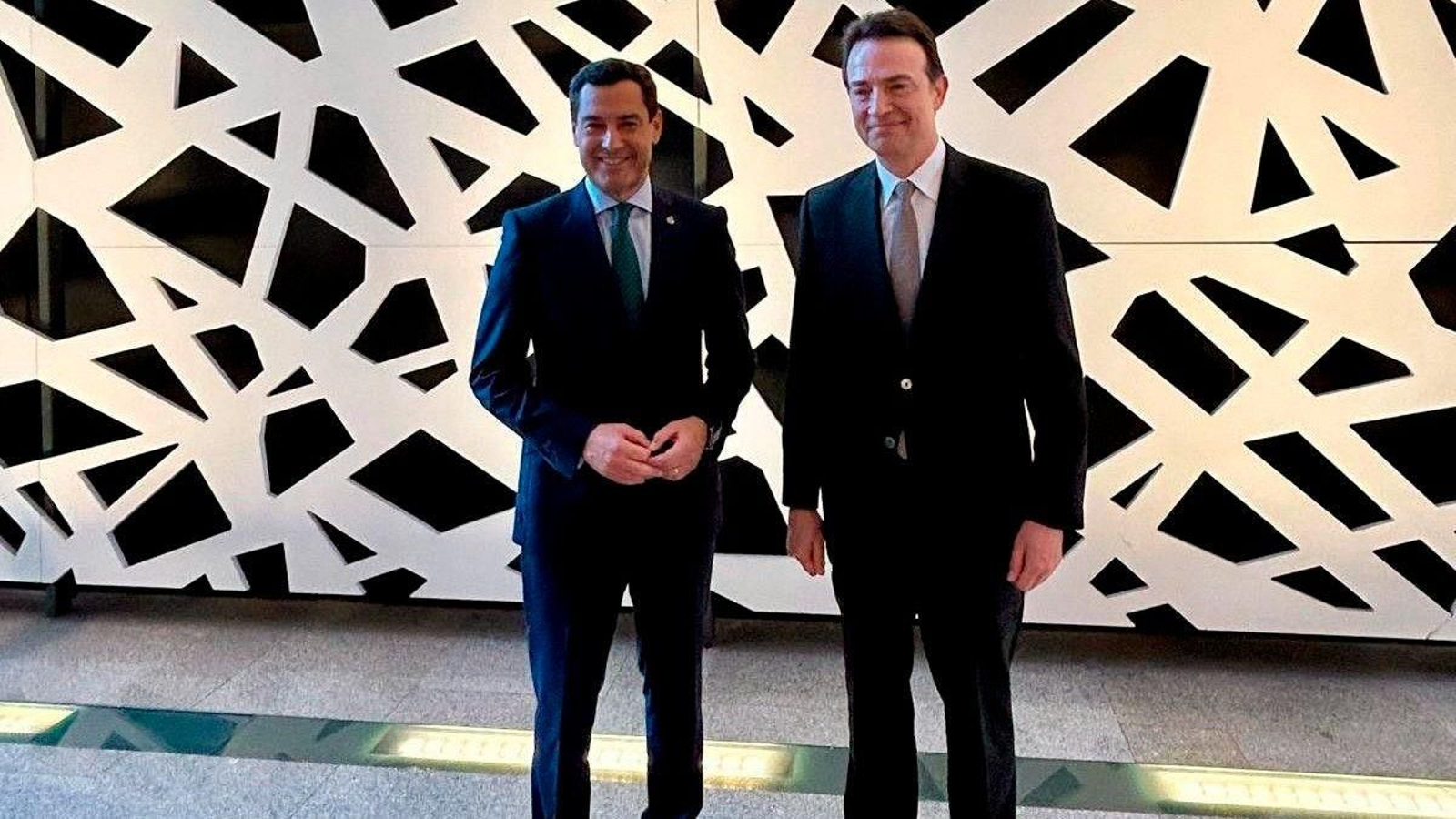 El presidente de la Junta de Andalucía, Juanma Moreno, y el consejero delegado de Enagás, Arturo Gonzalo.
