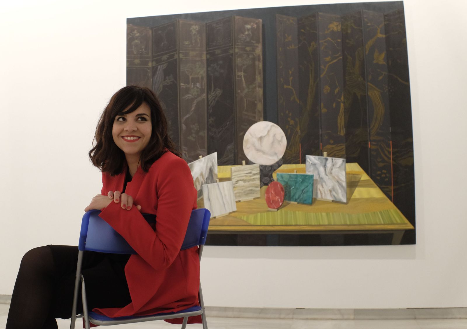 Gloria Martín (Alcalá de Guadaíra, 1980), ante el bodegón de mármoles con biombo que exhibe en Birimbao.