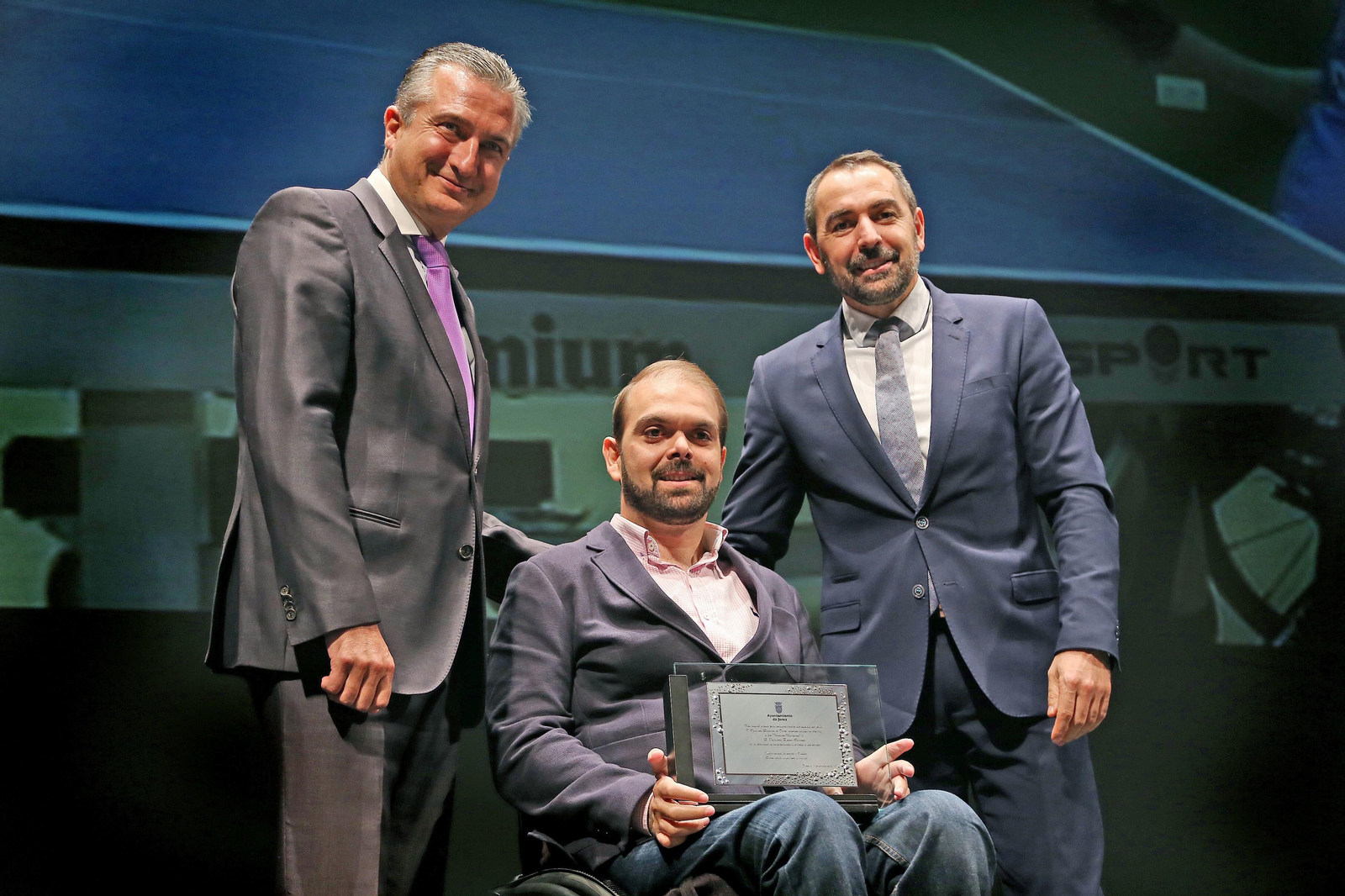 Francisco Zuasti Garrido, organizador del sector ‘disca’ del CTM Jerez, tercero en el Nacional de Tenis de Mesa para personas con discapacidad celebrado en Valladolid, consiguió el premio a los Valores Humanos que entregaron Antonio Fernández, Secretario General para el Deporte de la Junta, y Eduardo García del Mozo, director de Onda Cero Radio en Jerez. Humberto David Otero y el Club Anpehi se quedaron a las puertas.