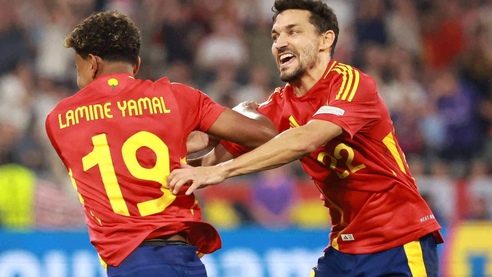 Jesús Navas celebra con Lamine Yamal su gol.
