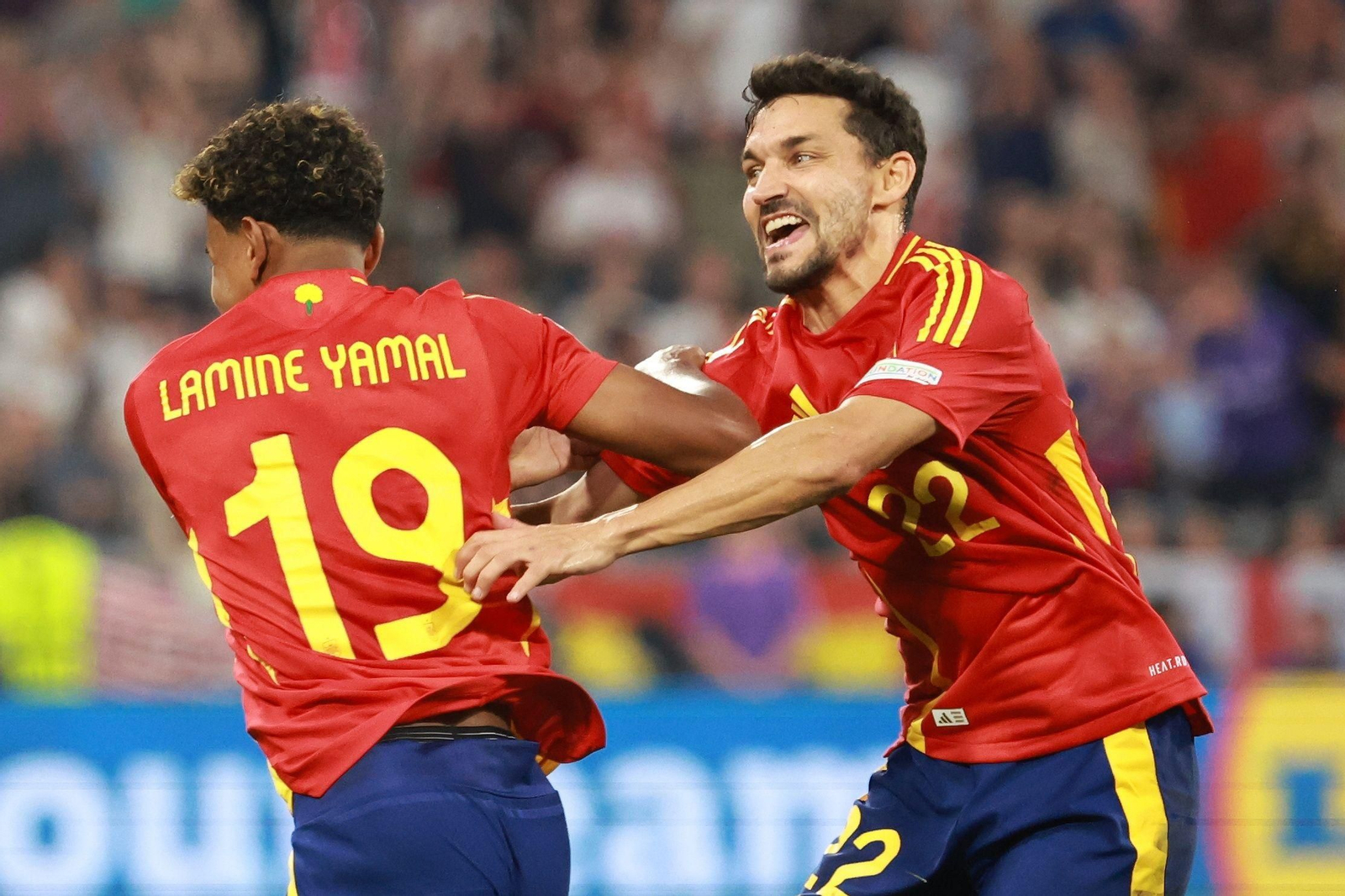 Jesús Navas celebra con Lamine Yamal su gol.