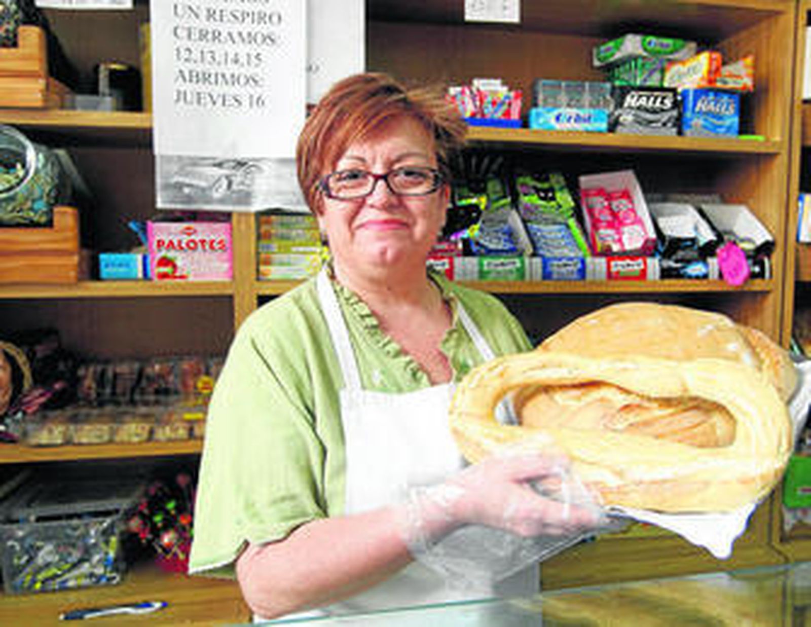 María Dolores Rojas en la Panadería Alfacar, situada en el barrio del Zaidín.
