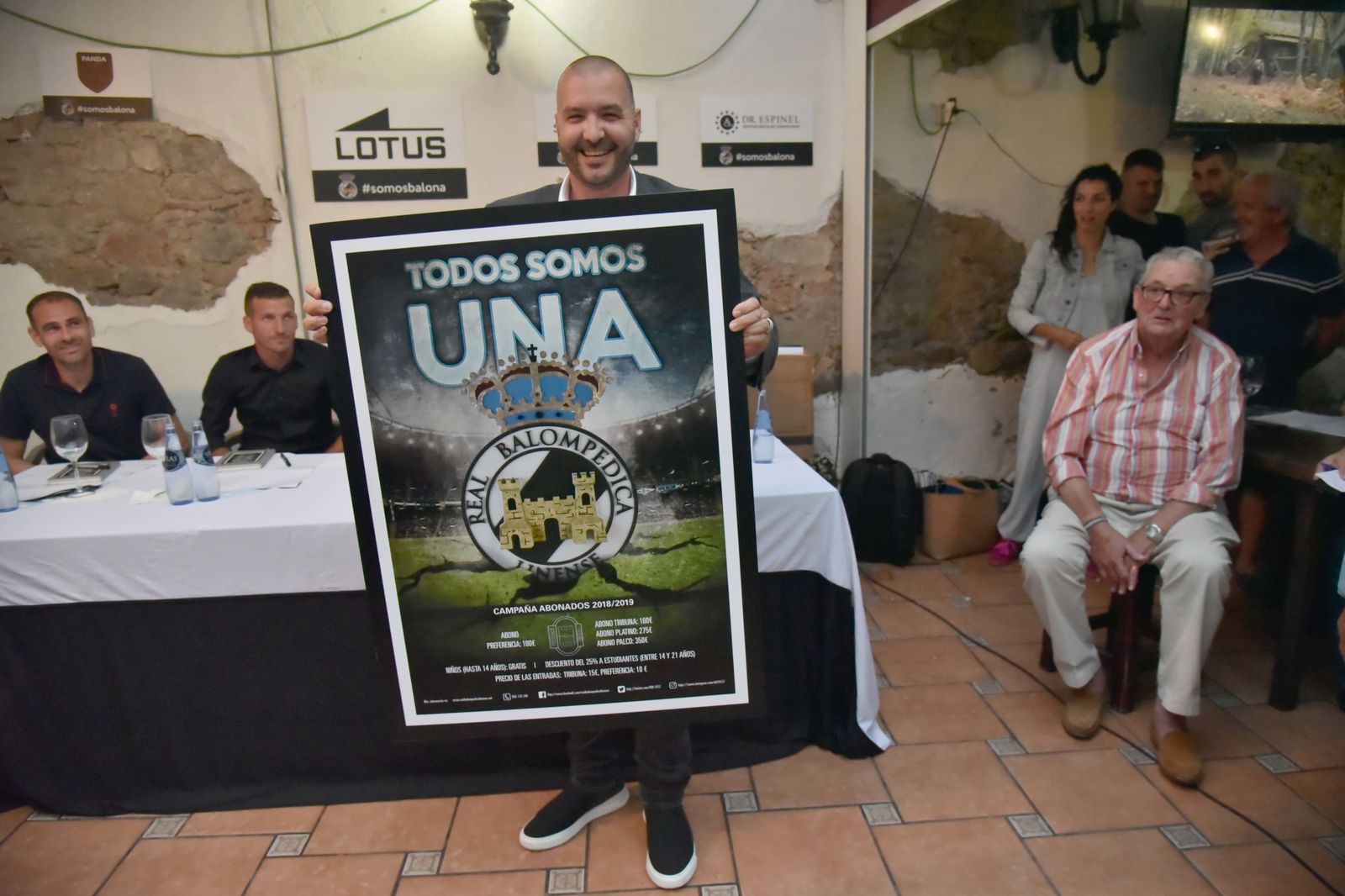 El presidente de la Balona, Raffaele Pandalone, con el cartel de la campaña elaborado por 'Ventana Discreta'
