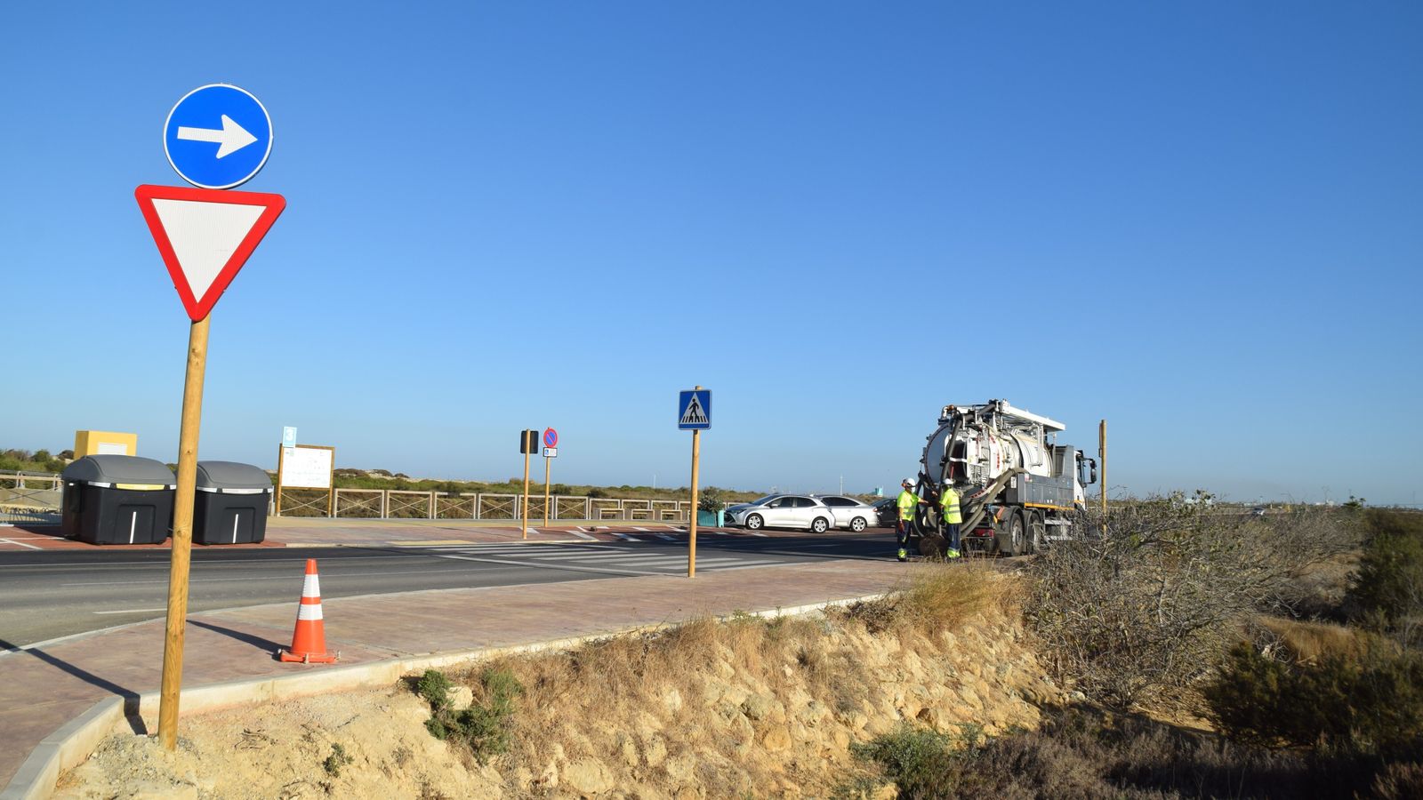 Un camión de Hidralia trabajando en la playa de Camposoto.