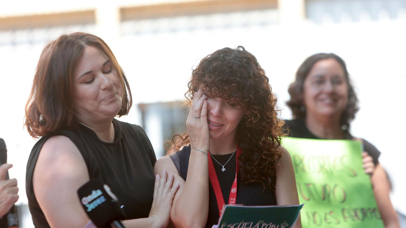 Una de las docentes, emocionada tras leer un manifiesto. Una de las docentes, emocionada tras leer un manifiesto.