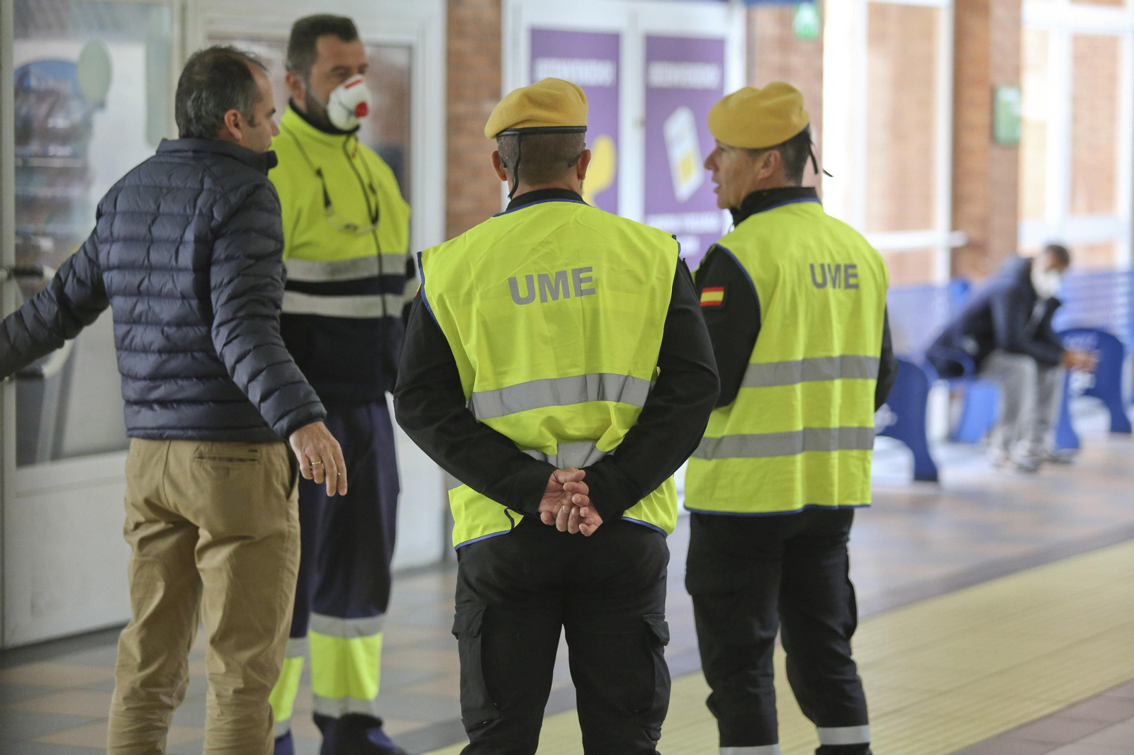 La UME desinfecta en Málaga la estación de autobuses y el puerto, en fotos
