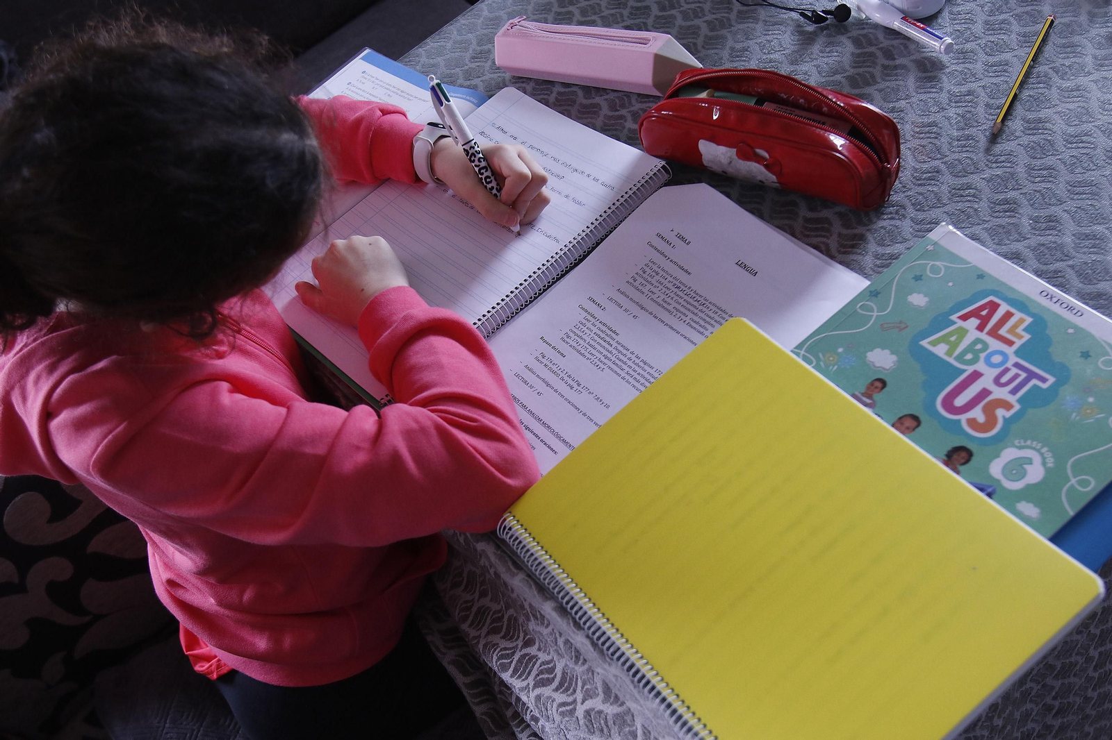 Una alumna realiza los ejercicios en casa durante el confinamiento.