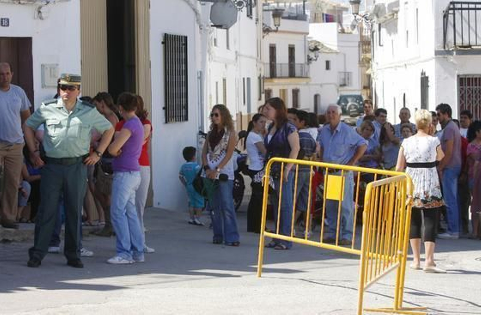 Vecinos de Pruna se agolpan junto al domicilio de la víctima.  Foto: B. Vargas / Efe