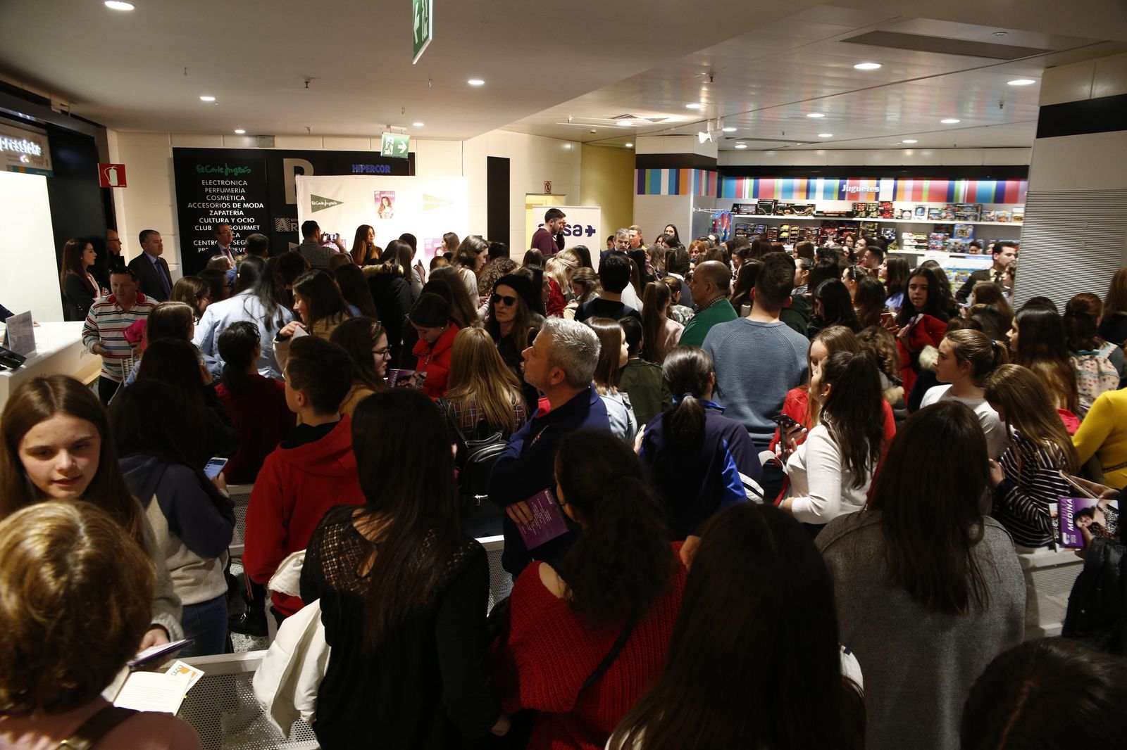 Imágenes de la firma de discos de Julia Medina de 'OT' en Granada