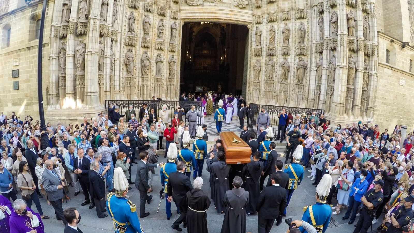El féretro del cardenal Amigo entra en la Catedral.