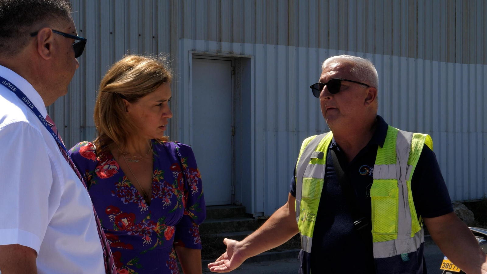 Un ingeniero de la Autoridad Eléctrica de Gibraltar junto a la ministra de Servicios Públicos, Gemma Arias-Vasquez.