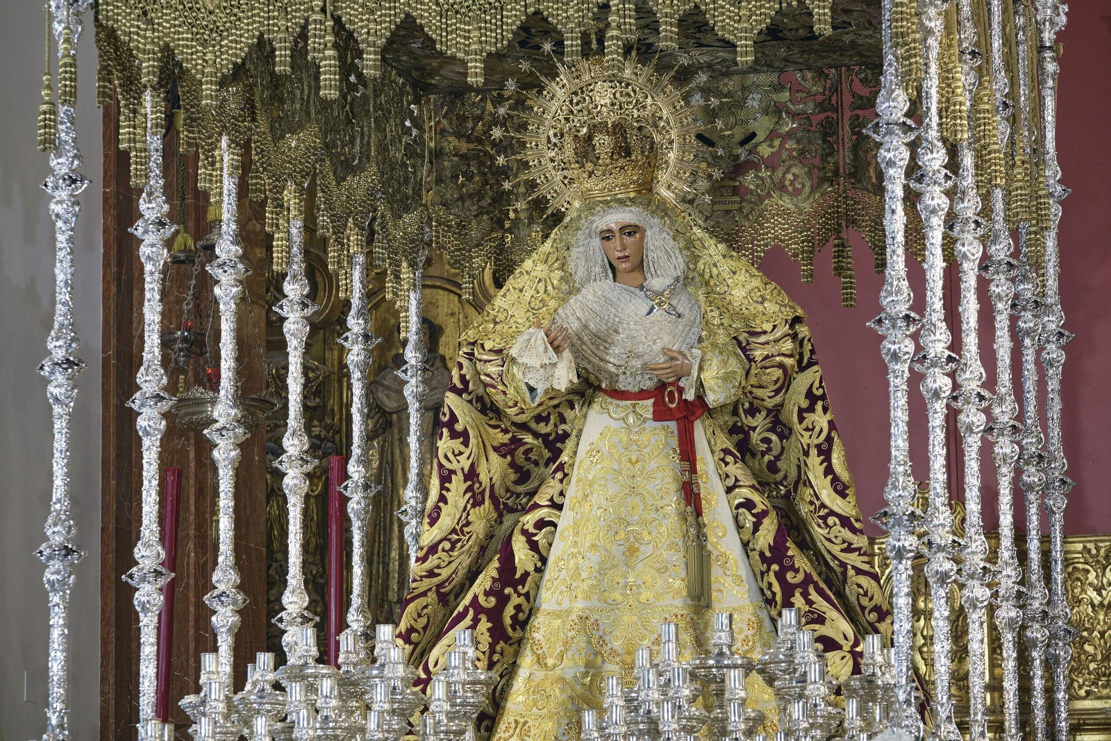 La Esperanza de Triana en su paso de palio para la Madrugada de 2024.