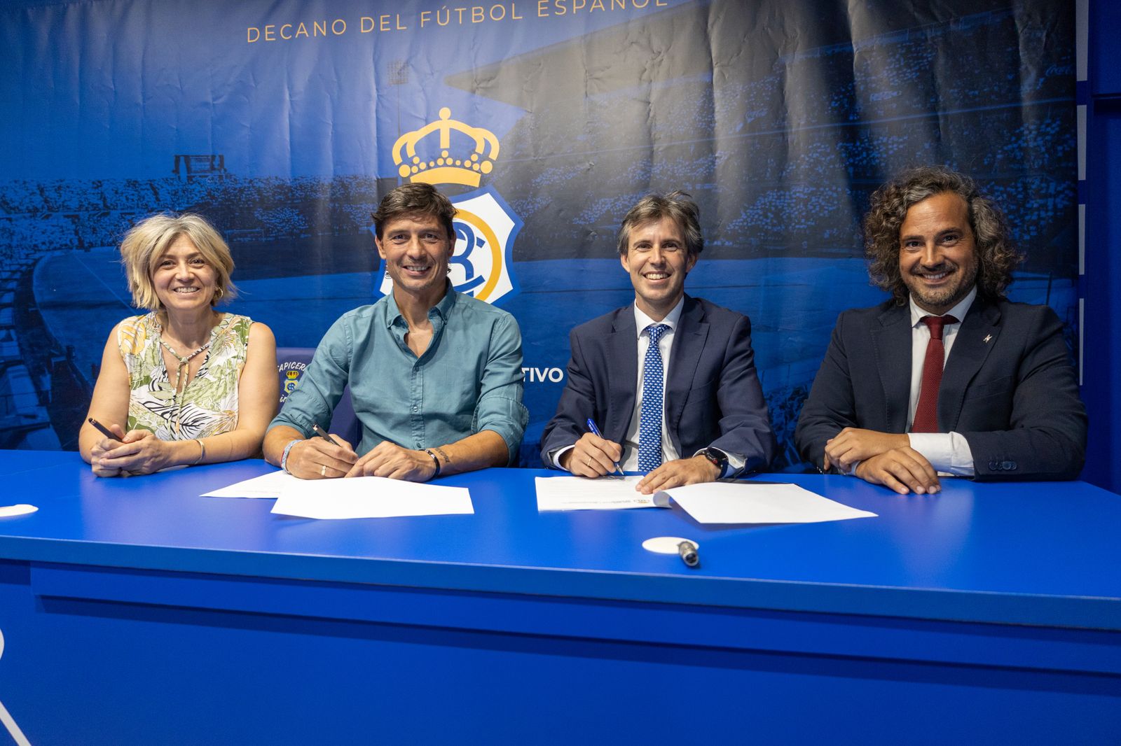 Firma del convenio en las instalaciones deportivas del Recreativo de Huelva.