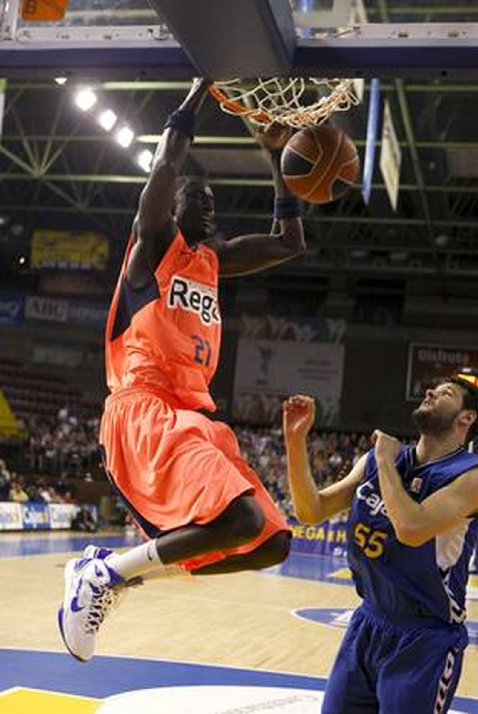 El Cajasol pierde con el Barcelona en San Pablo. / EFE