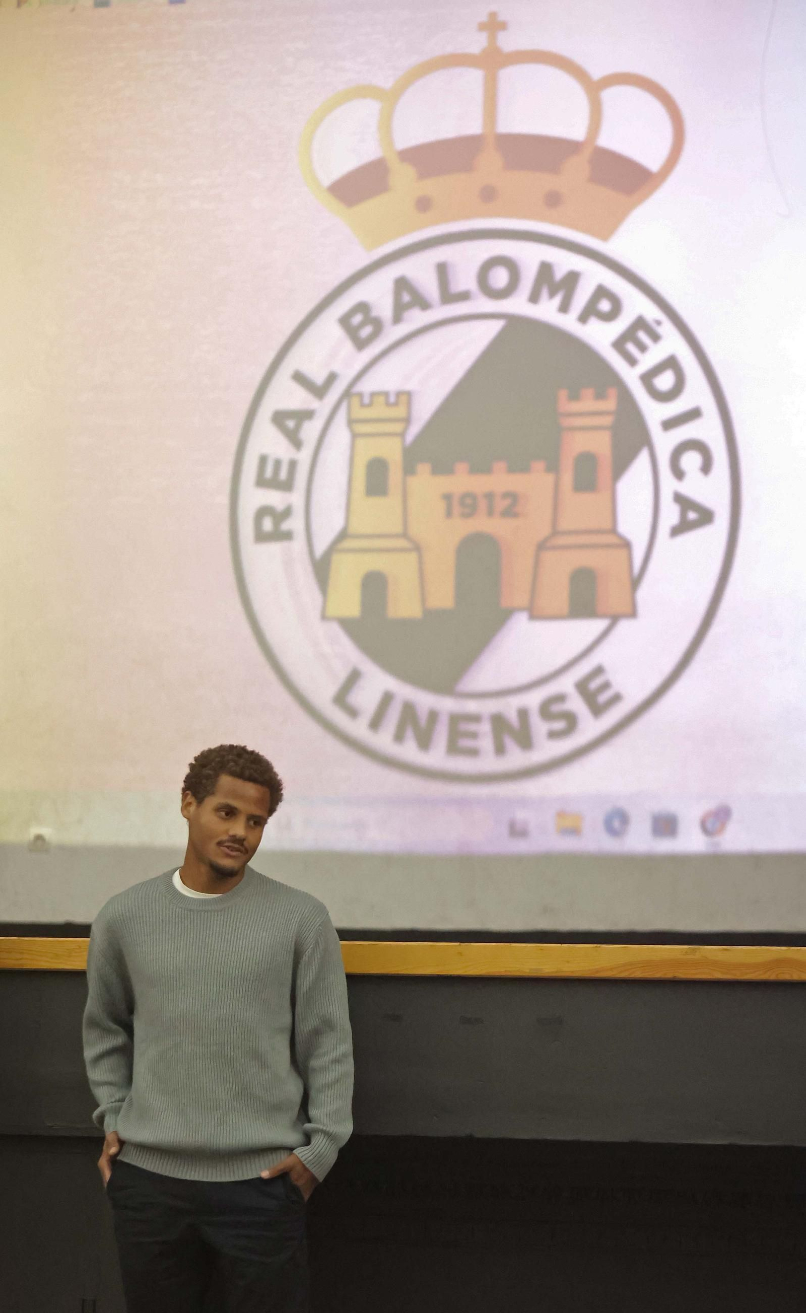 Las fotos de la visita de los jugadores de la Balona al colegio Salesianos de La Línea