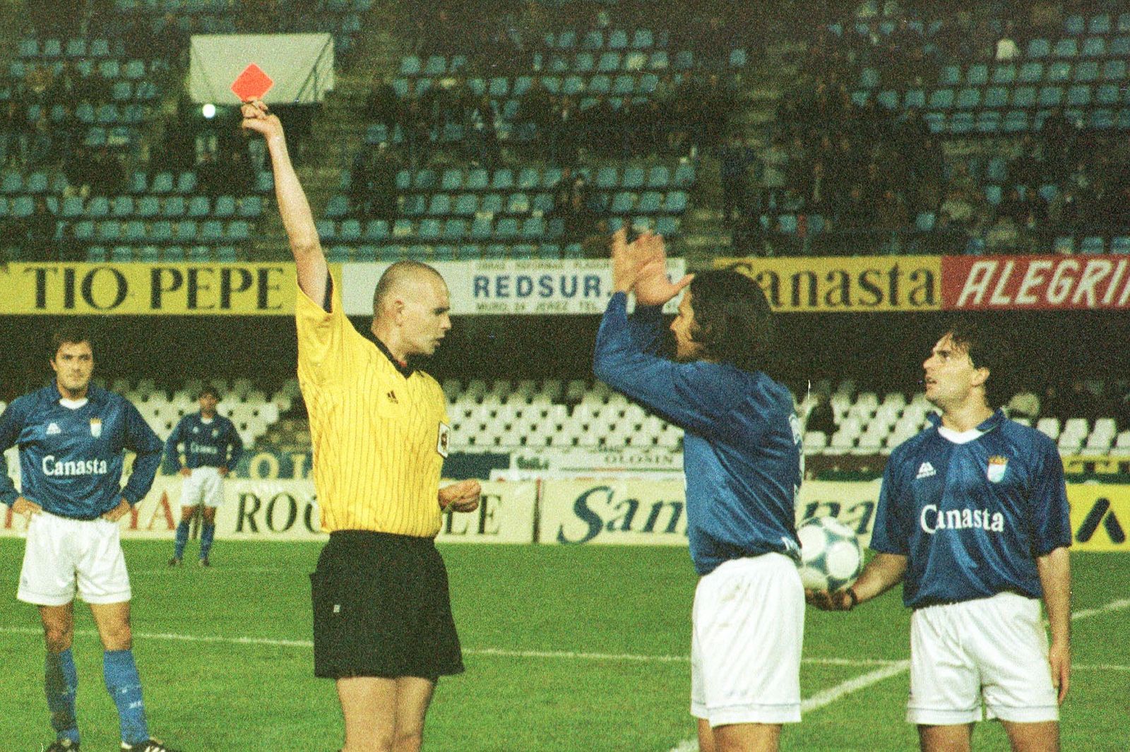 El canario García Pulido, en la derrota del Xerez CD de la 2000/01, expulsando a Vicente Moreno.