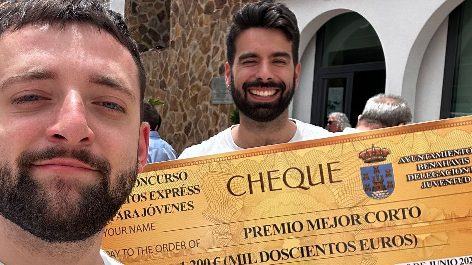 Fernando Santés y Domi Rodríguez León, tras recoger el premio de uno de sus cortos.