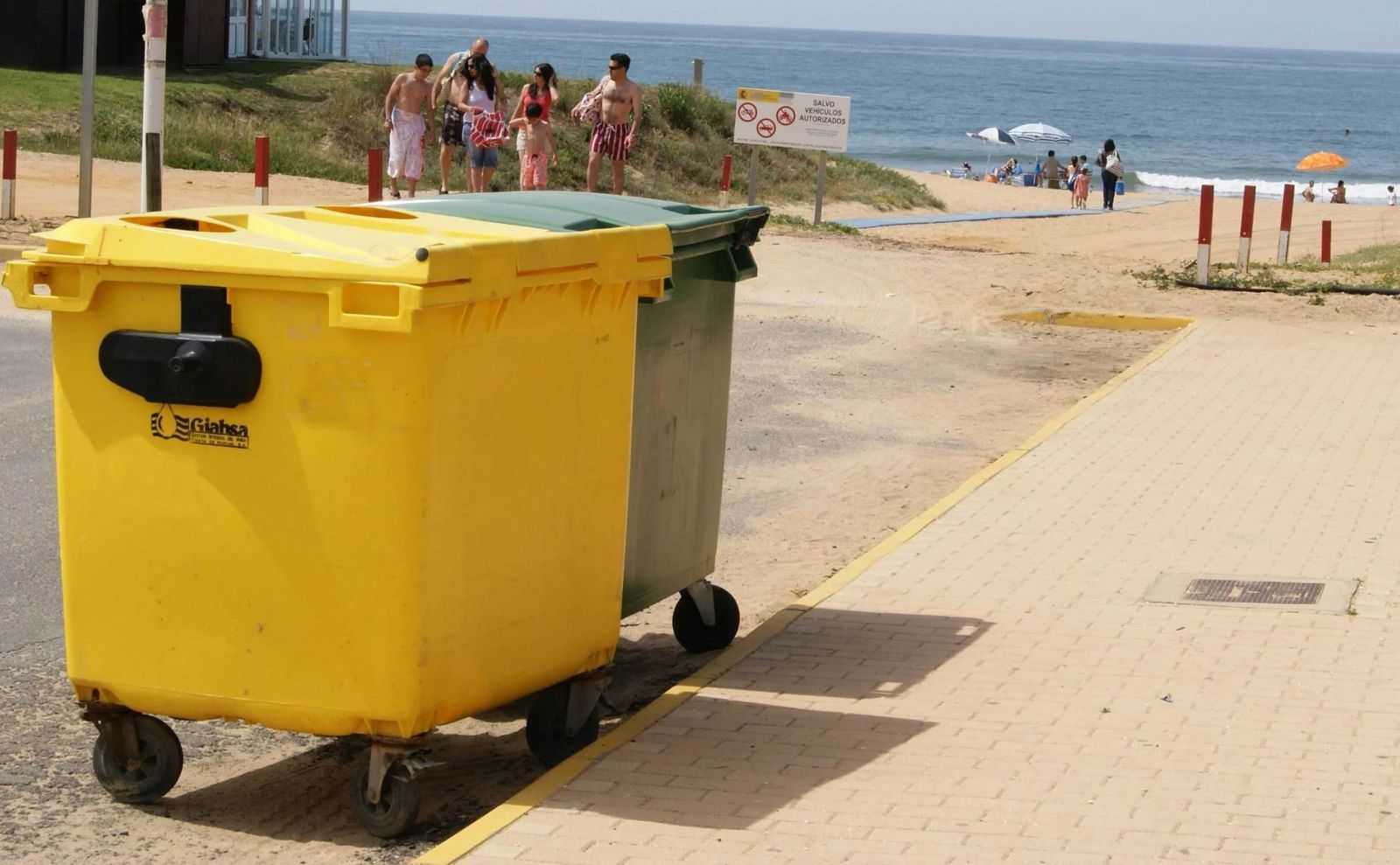 Contenedores de residuos en el entorno de una playa de Huelva.