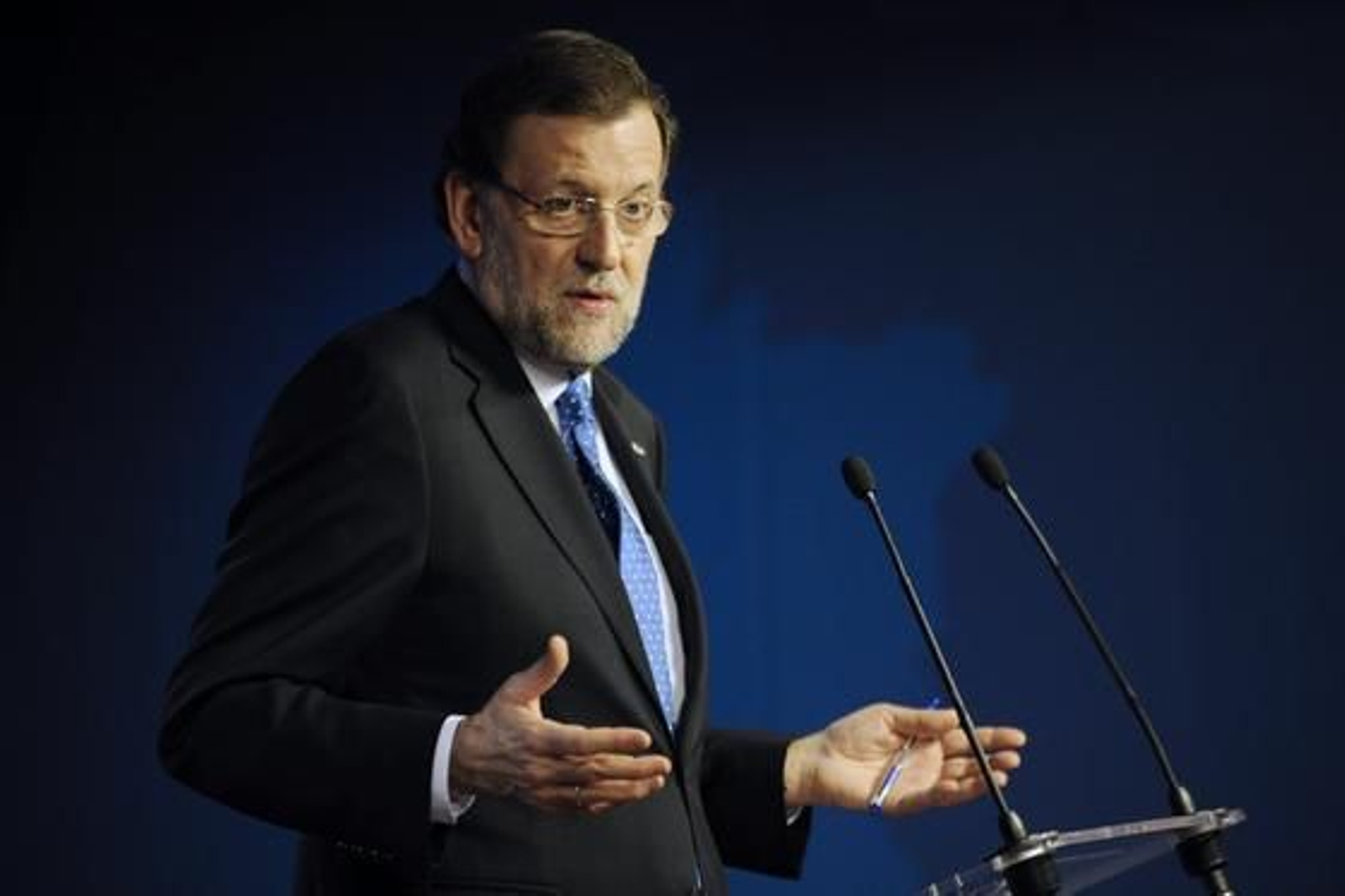 Rajoy ratifica su "plena confianza" en Mato porque es "justo" y "lo merece"