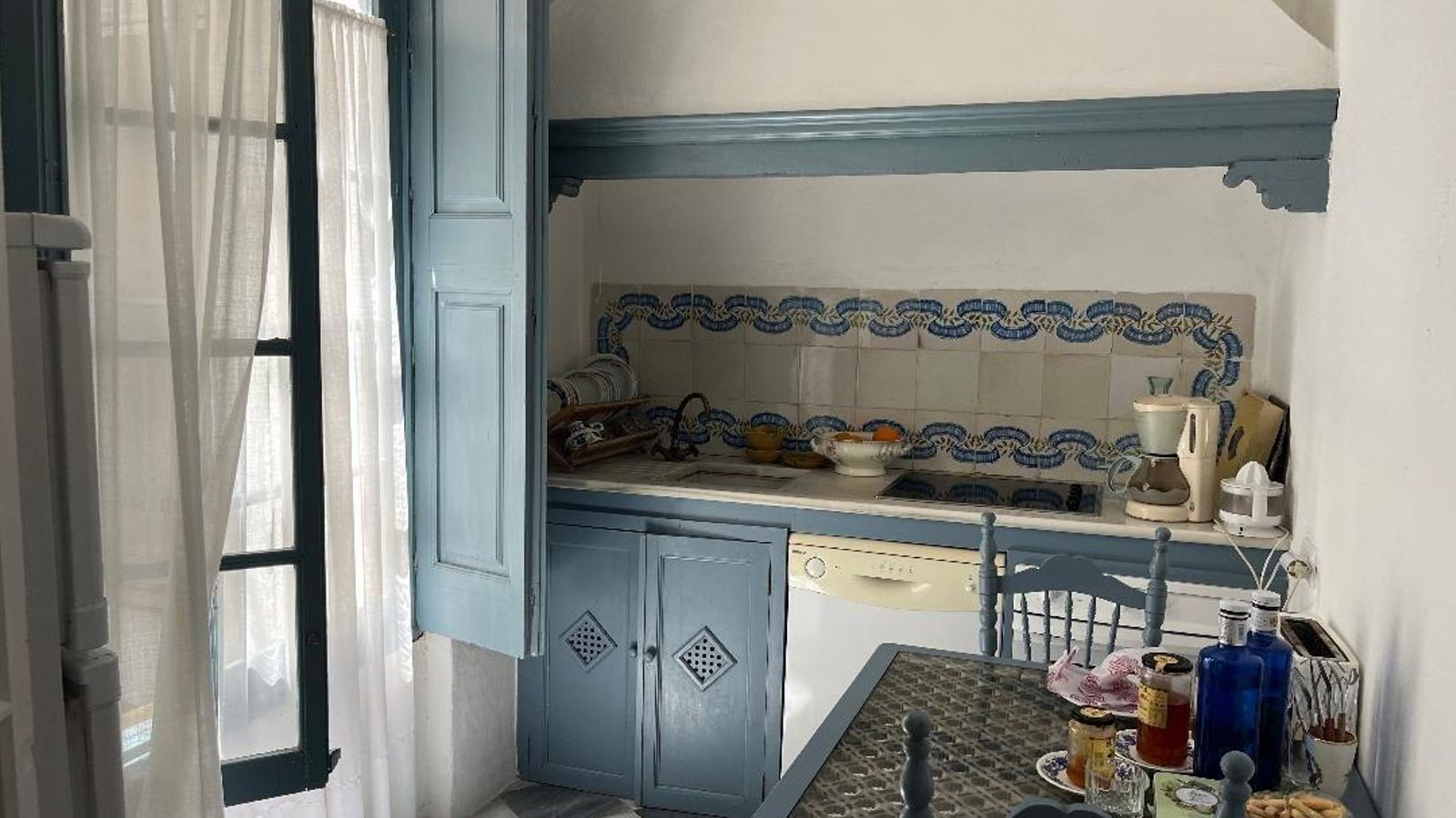 Cocina. Combina un friso de azulejos hidráulicos con el damero de mármol del suelo Cocina. Combina un friso de azulejos hidráulicos con el damero de mármol del suelo