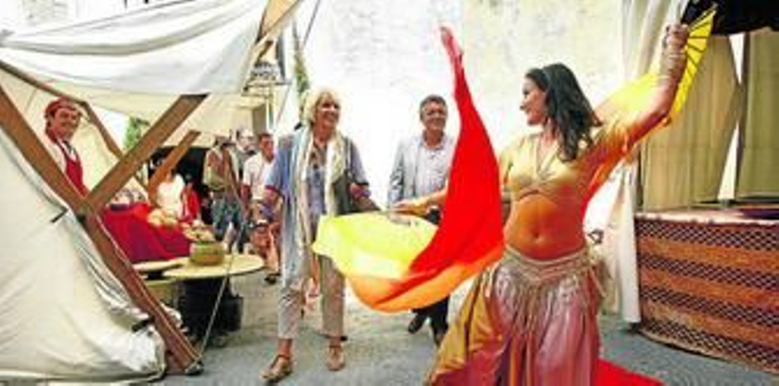 Teófila Martínez y Alejandro Sánchez presenciaron un espectáculo de danza del vientre en el Patio Medieval.