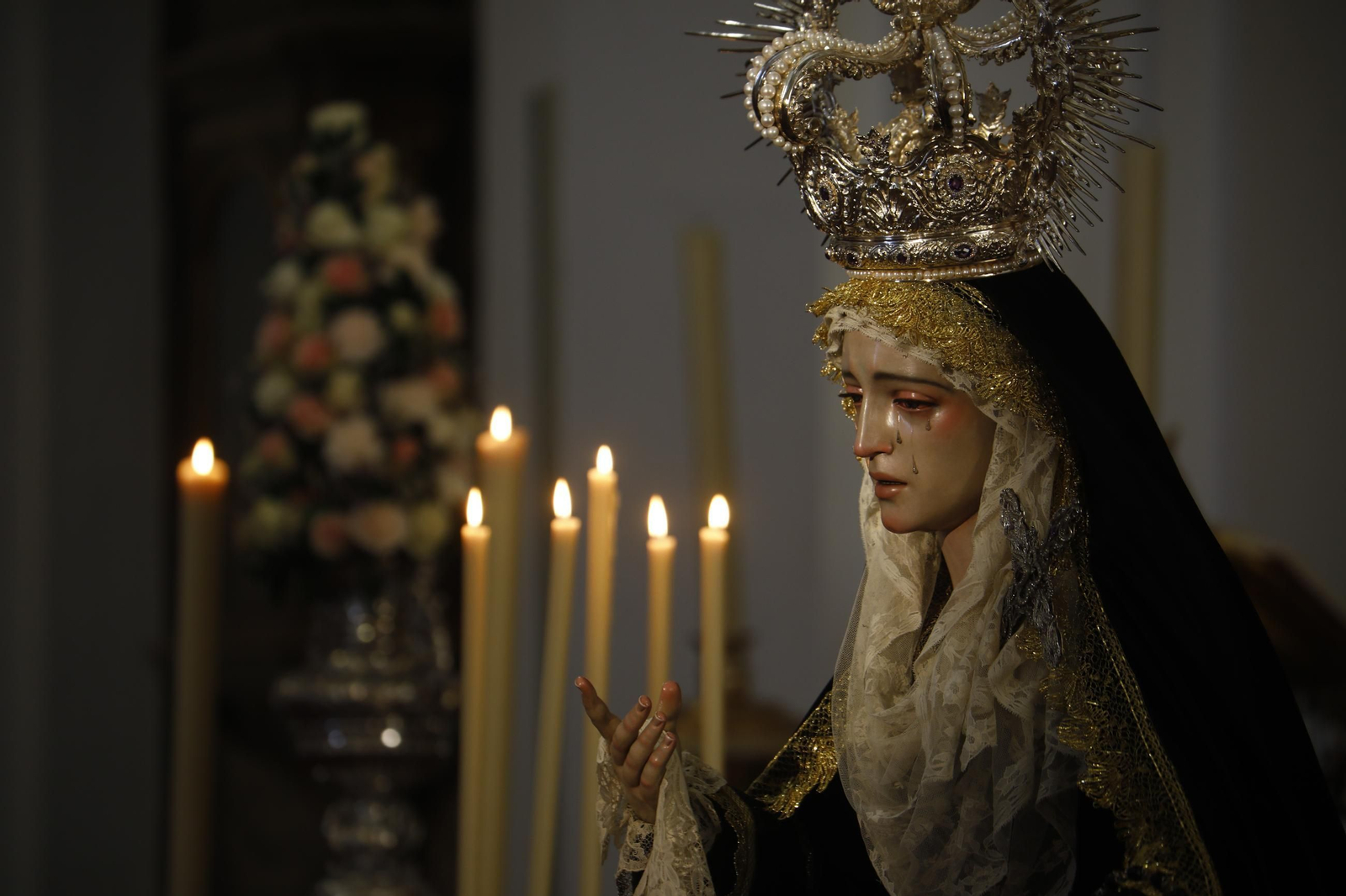 Las mejores fotos del besamanos de la Virgen de la Quinta Angustia de Córdoba