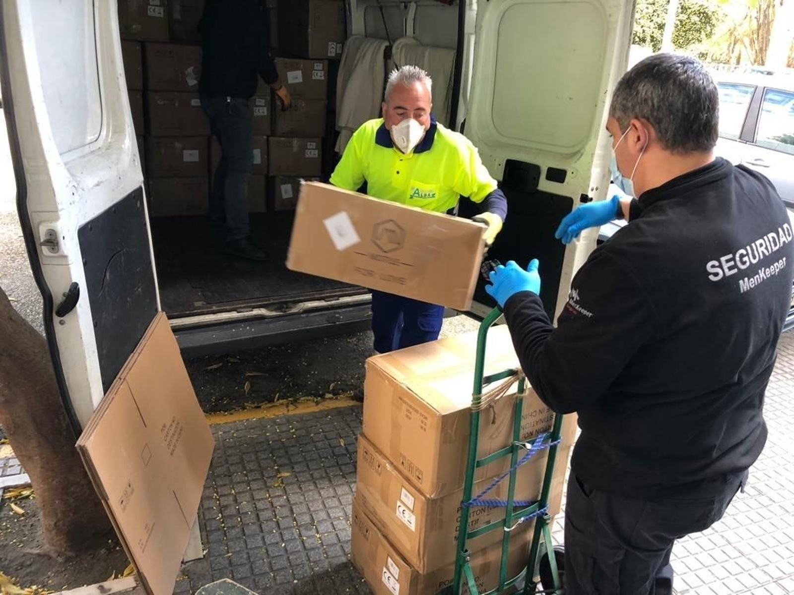 Personal descargando las mascarillas.