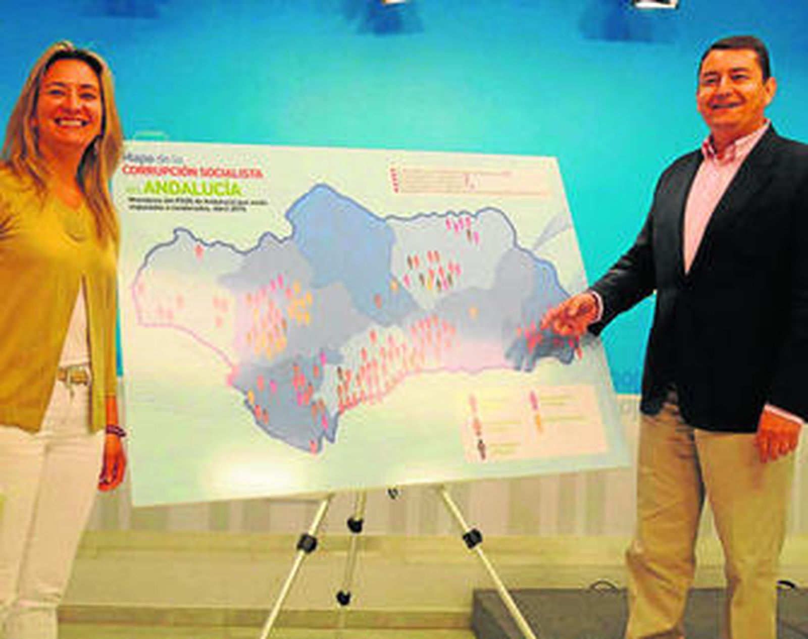 La diputada Carolina González Vigo y Antonio Sanz ayer en la presentación del mapa de la corrupción socialista.