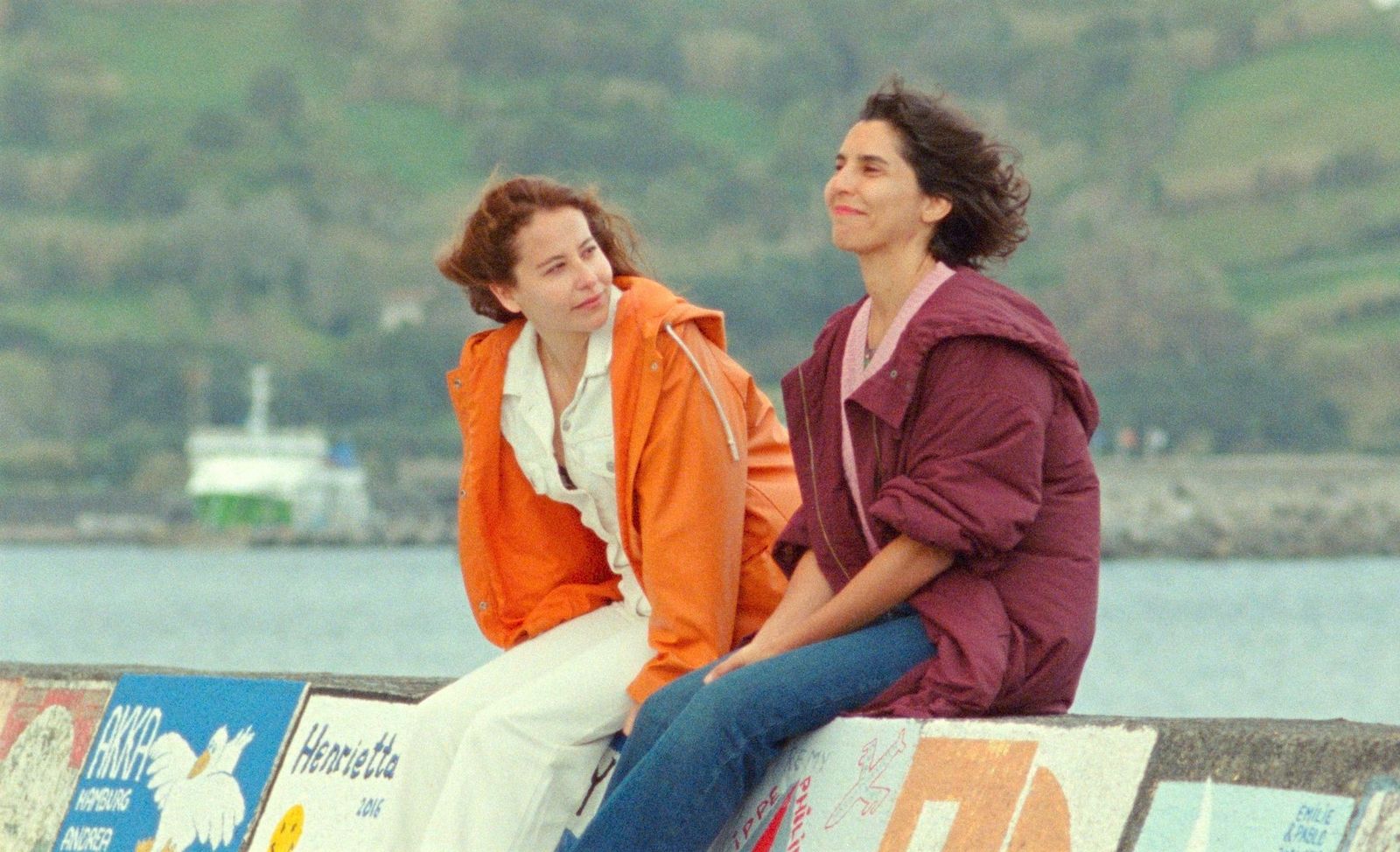 Irene Escola y Agustina Muñoz en una imagen de 'Ariel'.