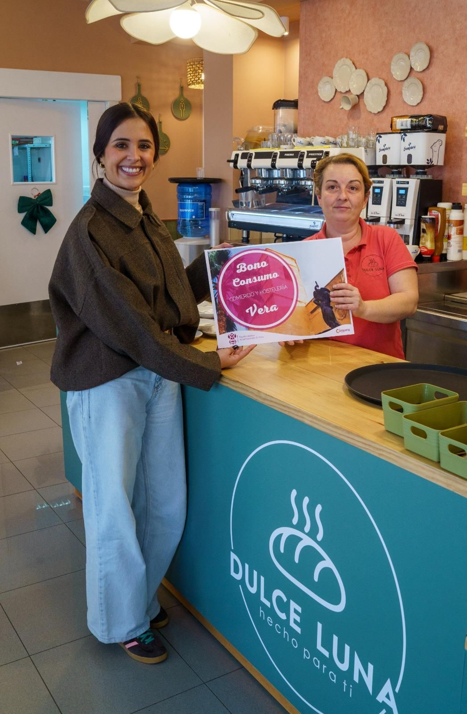 Antonia Marín distribuyendo identificación de comercio adherido.