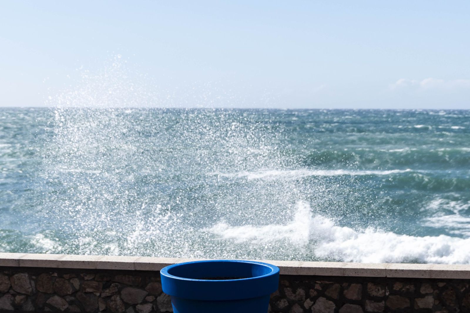 Las imágenes del viento que sacude Almería con rachas de hasta 93 km/h