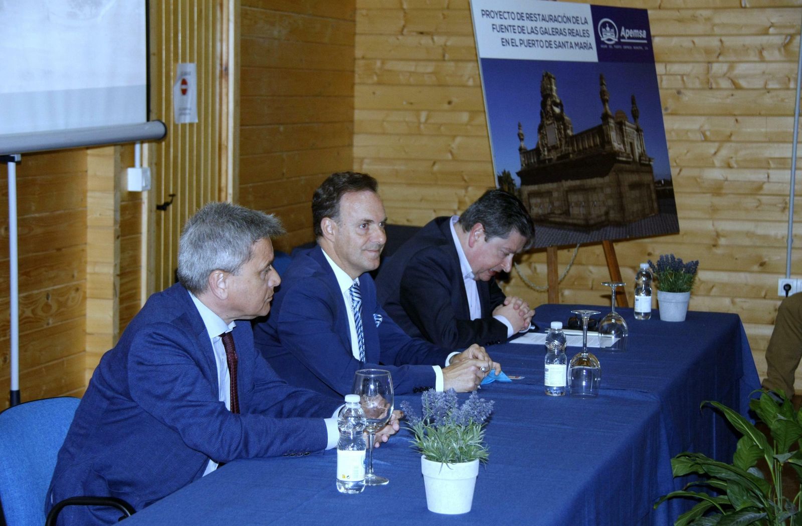 Francisco Jiménez (consejero de Apemsa), David de la Encina y Manuel Ferranz (gerente de la empresa), ayer durante la presentación.