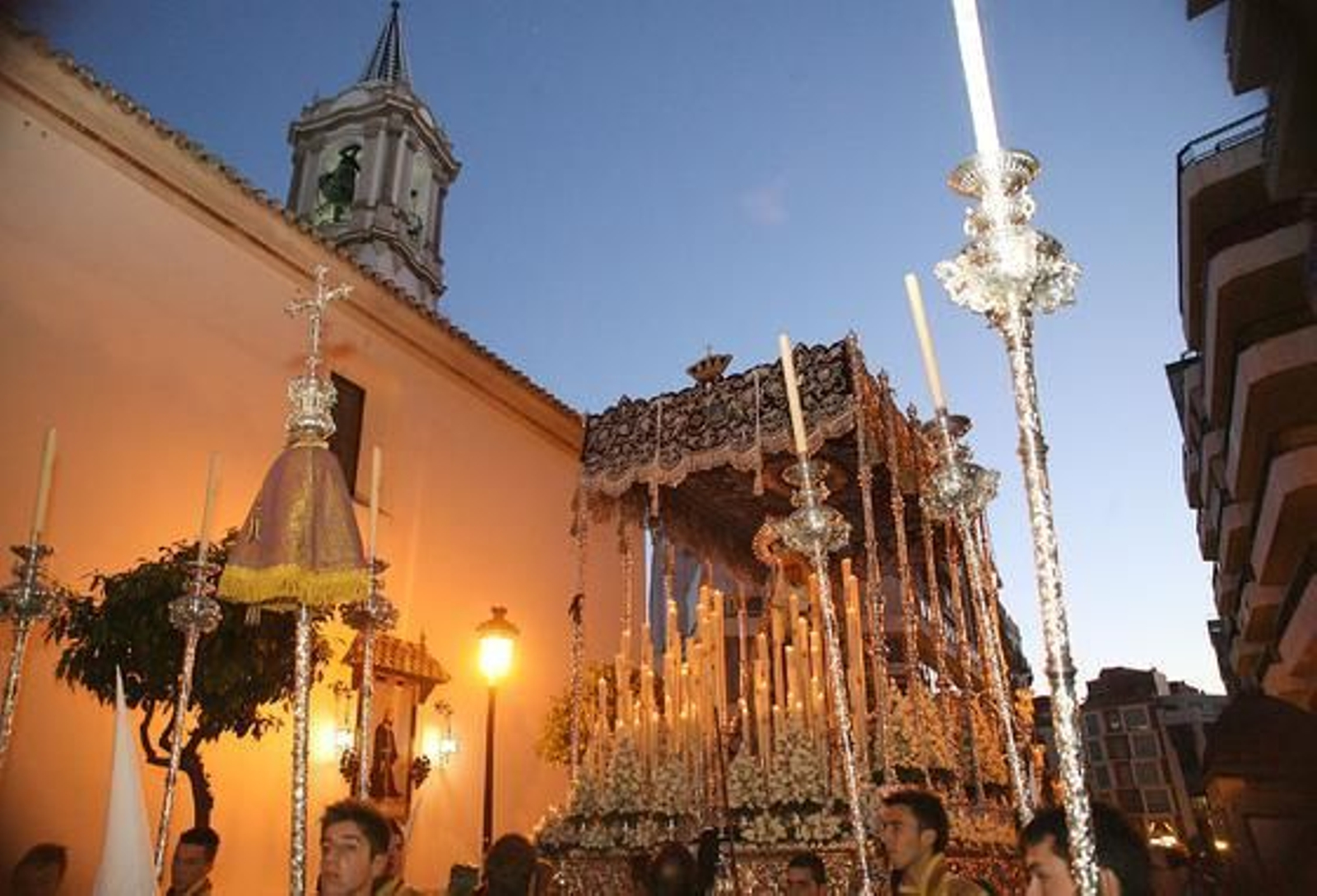 La ciudad se echó a la calle para acompañar a los pasos. Fotos: Espínola / Begoña Mora