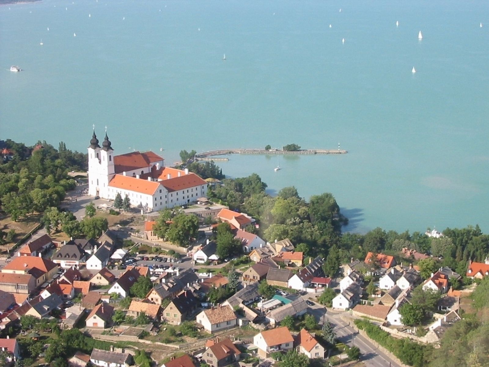 Una vista contemporánea de la localidad húngara de Tihany junto al lago Balaton.
