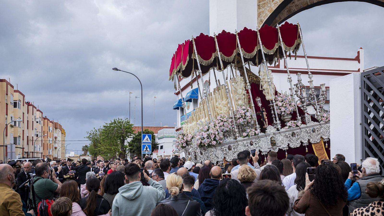 En imágenes,  El Prendimiento de San Fernando tuvo que volverse a su templo entre lágrimas y lluvia