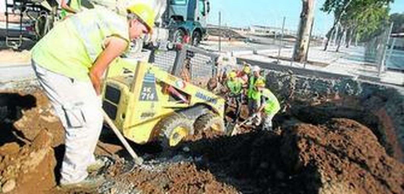 Trabajos previos al pavimentado del paseo de la ría.